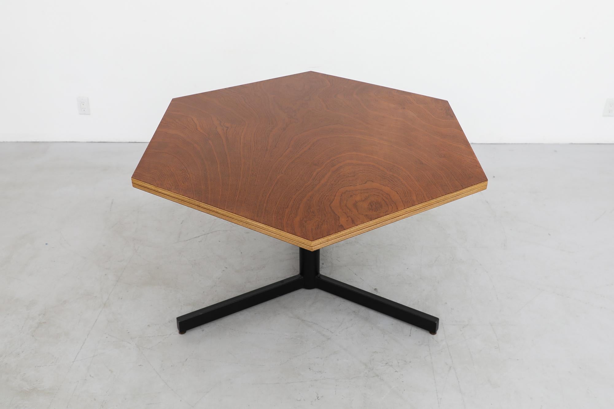 Von Martin Visser inspirierter sechseckiger Pedestal-Tisch mit Platte aus Nussbaum und schwarzem Sockel (Ende des 20. Jahrhunderts) im Angebot