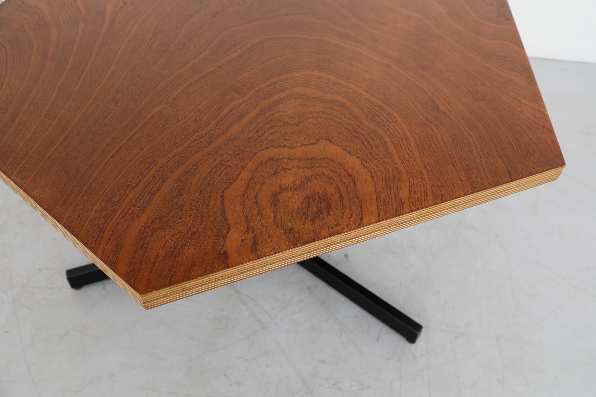 Von Martin Visser inspirierter sechseckiger Pedestal-Tisch mit Platte aus Nussbaum und schwarzem Sockel (Metall) im Angebot