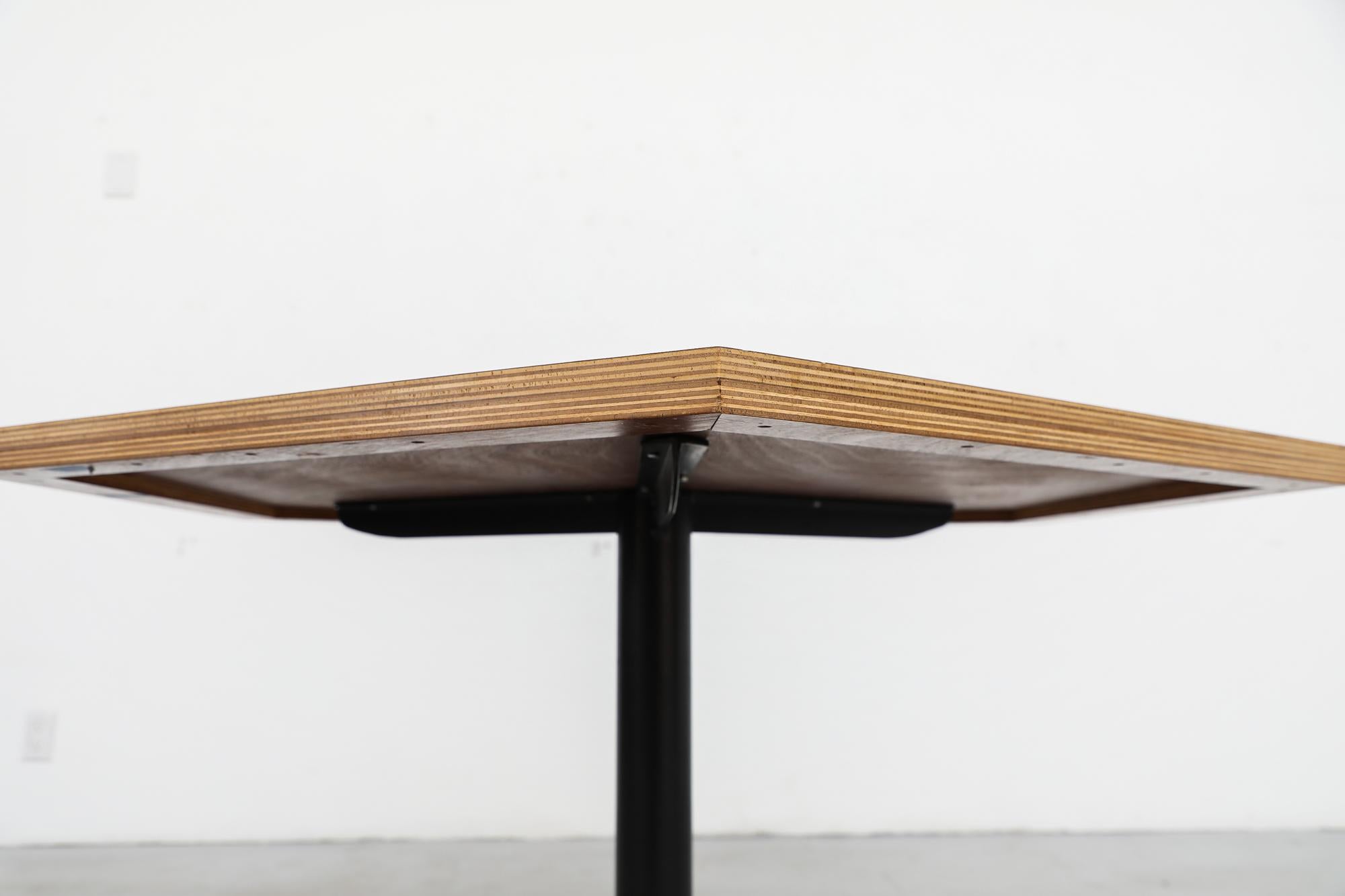 Von Martin Visser inspirierter sechseckiger Pedestal-Tisch mit Platte aus Nussbaum und schwarzem Sockel im Angebot 1