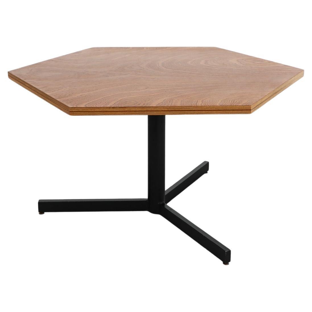 Table à piédestal hexagonale inspirée de Martin Visser avec plateau en noyer et base noire