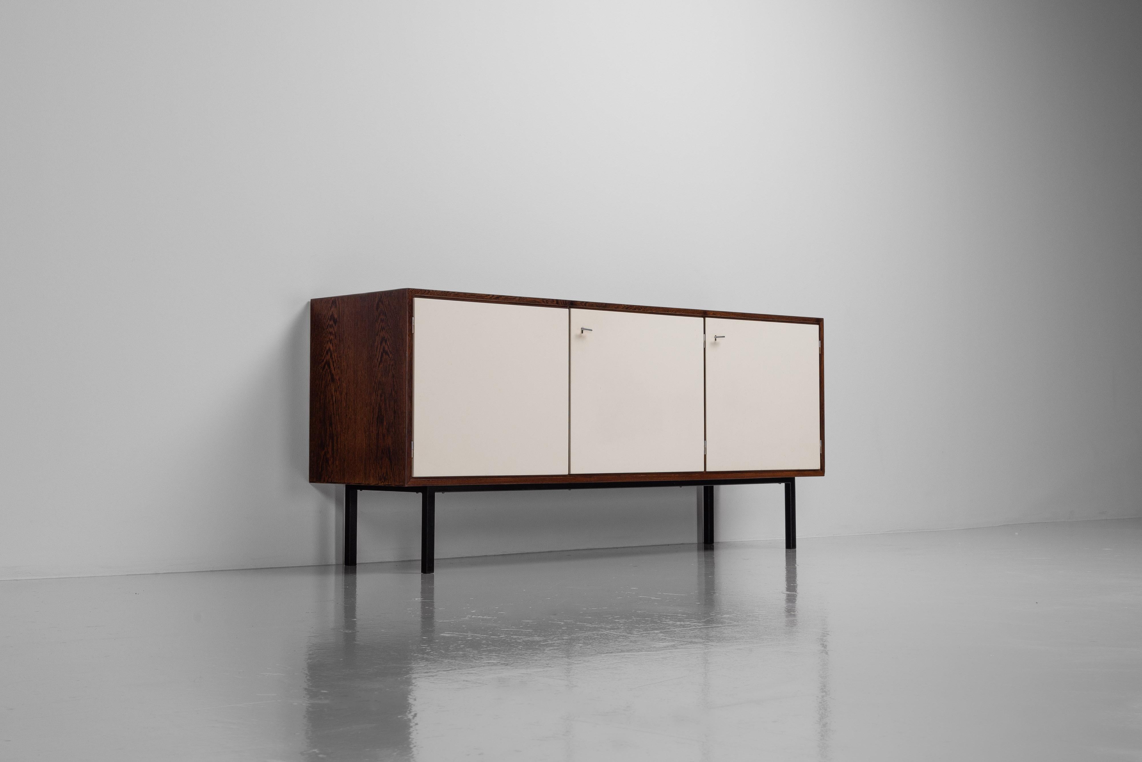 Cold-Painted Martin Visser KW21 small sideboard ‘t Spectrum 1959 For Sale