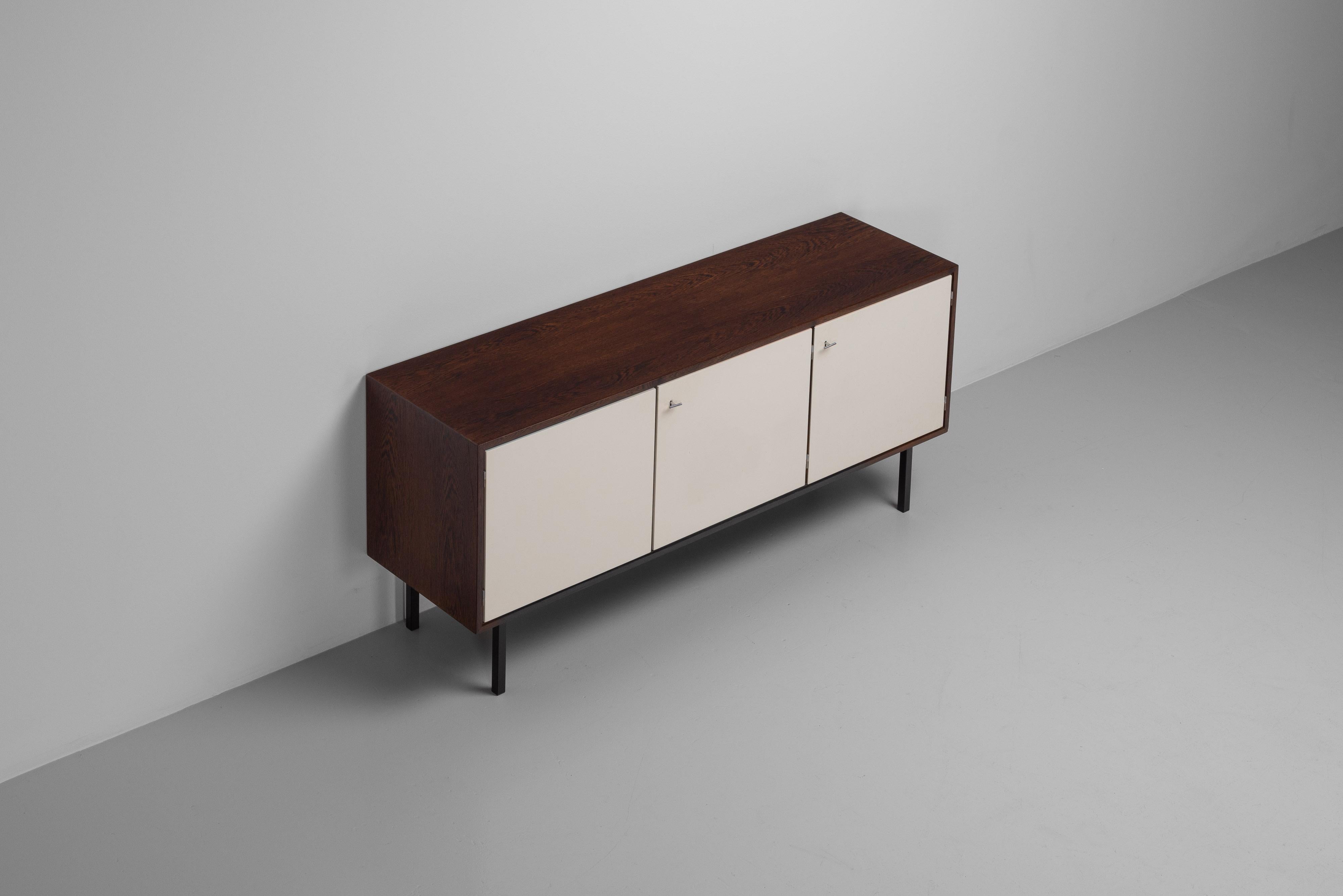 Martin Visser KW21 small sideboard ‘t Spectrum 1959 In Good Condition For Sale In Roosendaal, Noord Brabant