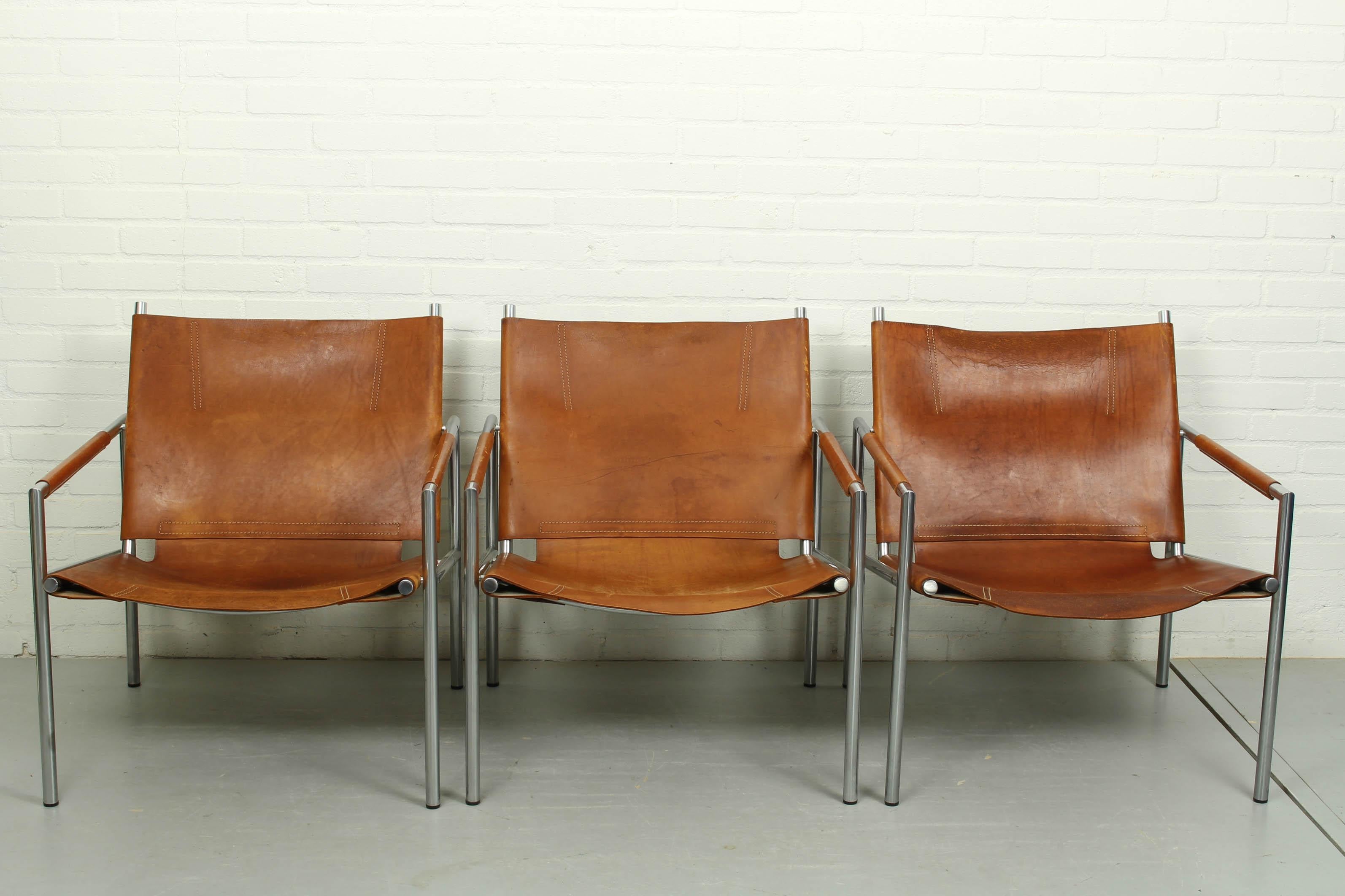 Lounge chair by Martin Visser for 't Spectrum, model SZ02. These lounge chairs are completely original, leather with great patina in accordance with age. Frames show some wear consistent with their age and use. 

Price is per 1 lounge chair (in