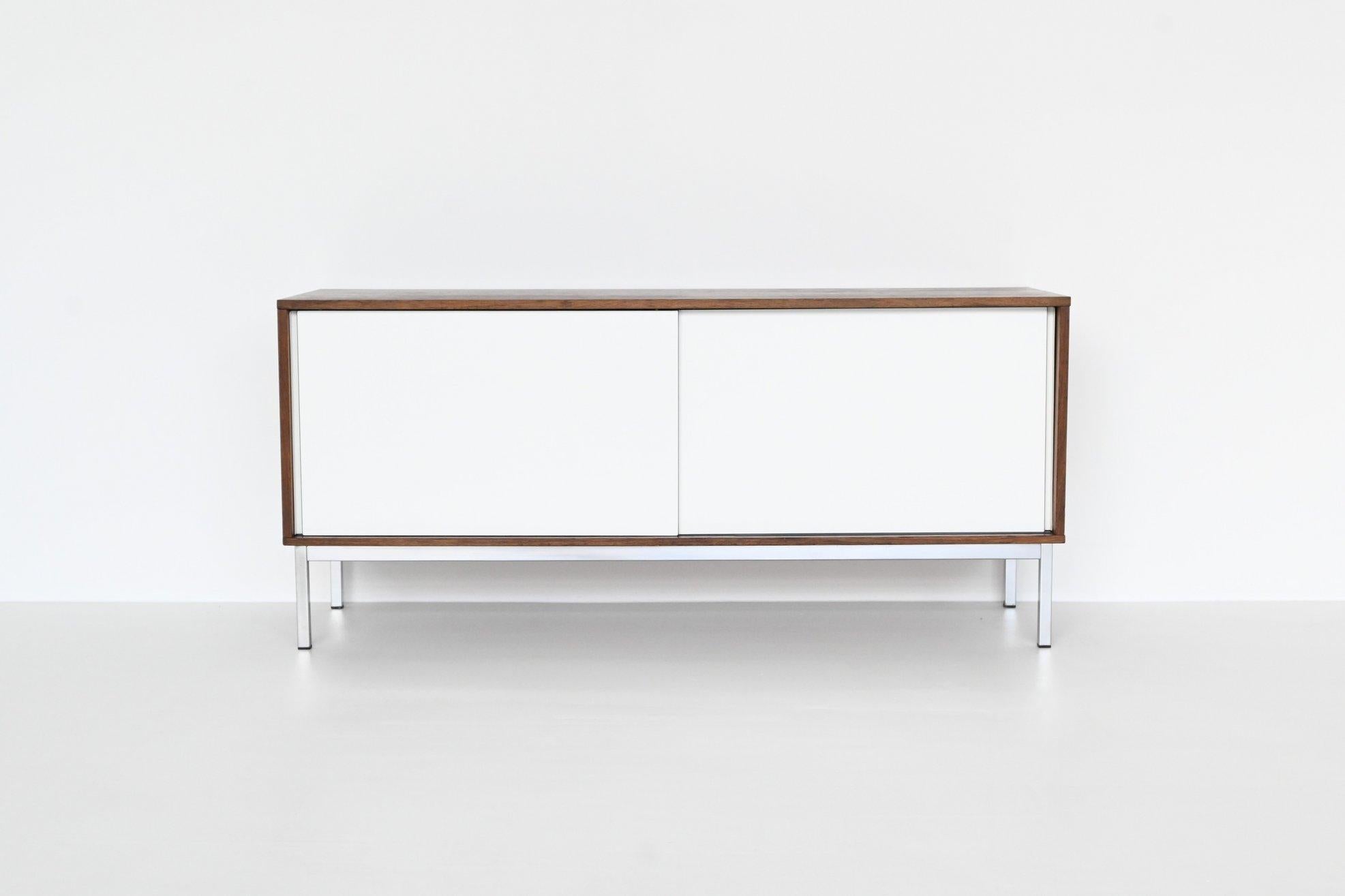 Beautiful minimalistic and modernist sideboard model KW80 designed by Martin Visser and manufactured by ‘t Spectrum Bergeijk, The Netherlands 1965. This small version sideboard has a wenge wooden cabinet with two white laminated sliding doors