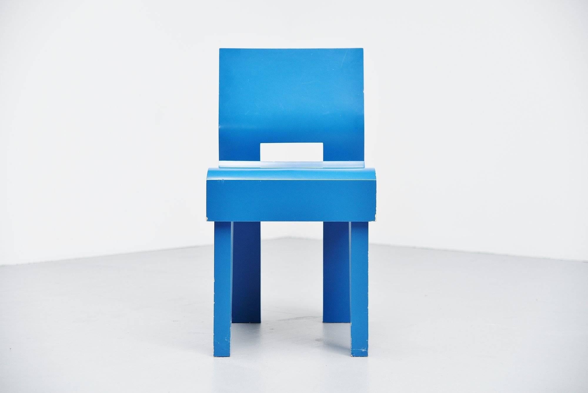 Rare modernist side chair designed by Martin Visser and manufactured by ’t Spectrum Bergeyk, 1988. This chair is model number SE20 and was made in several color combinations. This is a fully blue example in very nice original condition with a nice