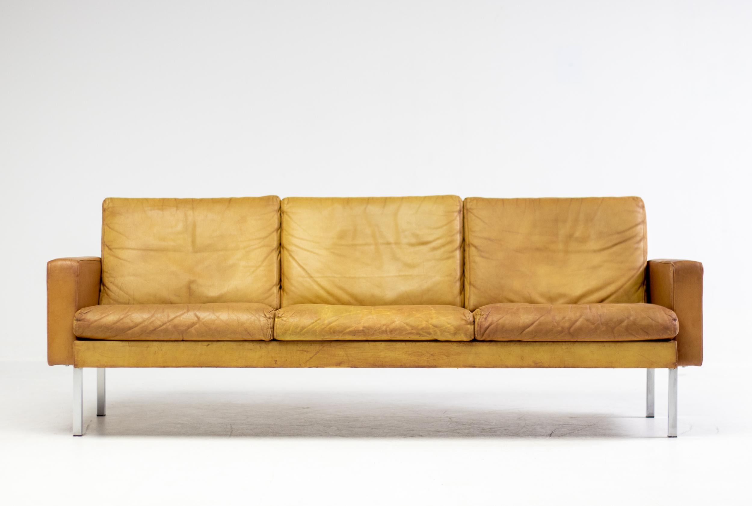 Very rare Martin Visser sofa BZ55 designed in 1968 for 't Spectrum. This model is pictured in the catalogue raisonné. A very modern design with comfortable down filled cushions. 
Florence Knoll and George Nelson designed similar strictly modern