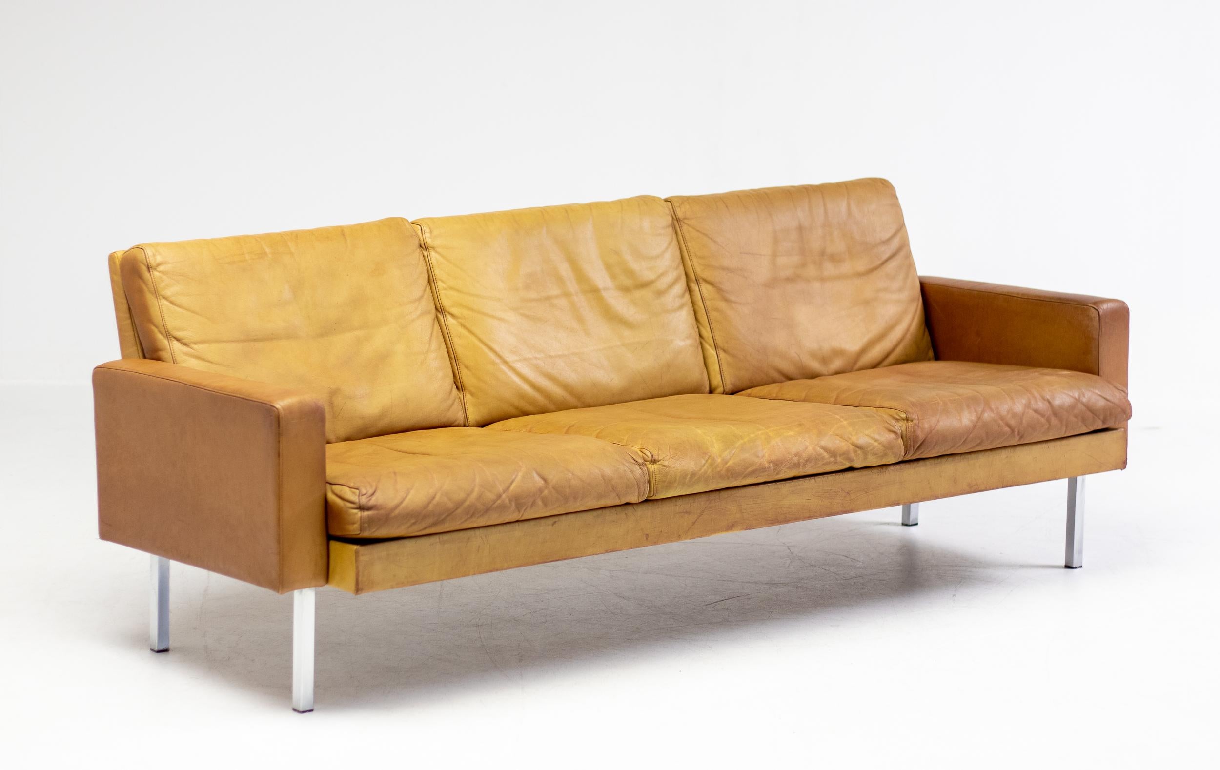 Très rare canapé BZ55 de Martin Visser conçu en 1968 pour 't Spectrum. Ce modèle est illustré dans le catalogue raisonné. Un design très moderne avec des coussins confortables remplis de duvet. 
Florence Knoll et George Nelson ont conçu des canapés