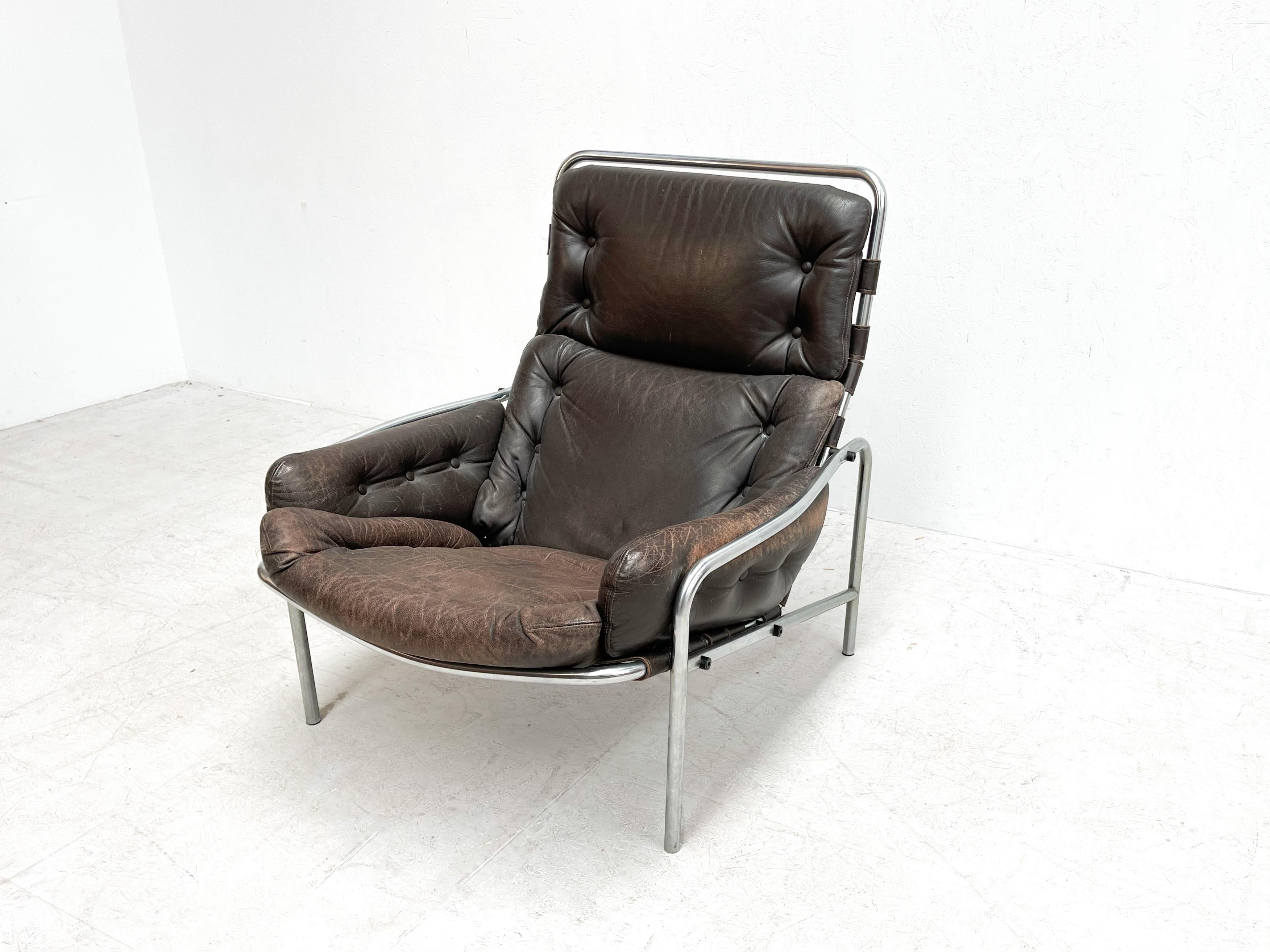 Very nice Dutch Lounge chair by 1 of the most famous designers of the Netherlands Martin Visser. This highback lounge chair has a very nice patinated brown leather seat. This model is called the Osaka chair because it was exhibited at the world