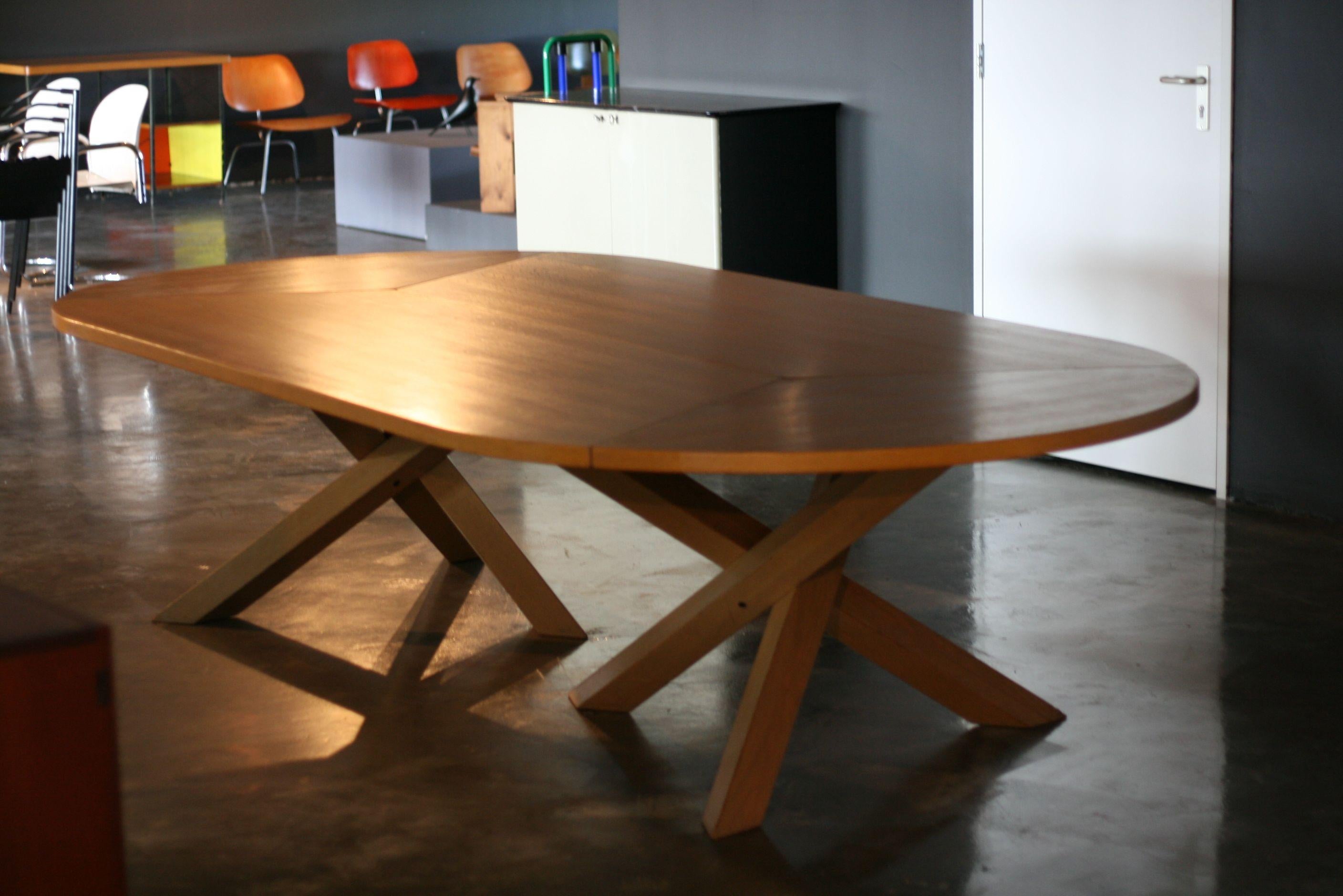 Large oak dining or conference table by Martin Visser for 't Spectrum, the Netherlands.
The oak top consists of four attached segments, and rests on a pair of crossed solid oak beams.
Very spectacular and rare large Martin Visser