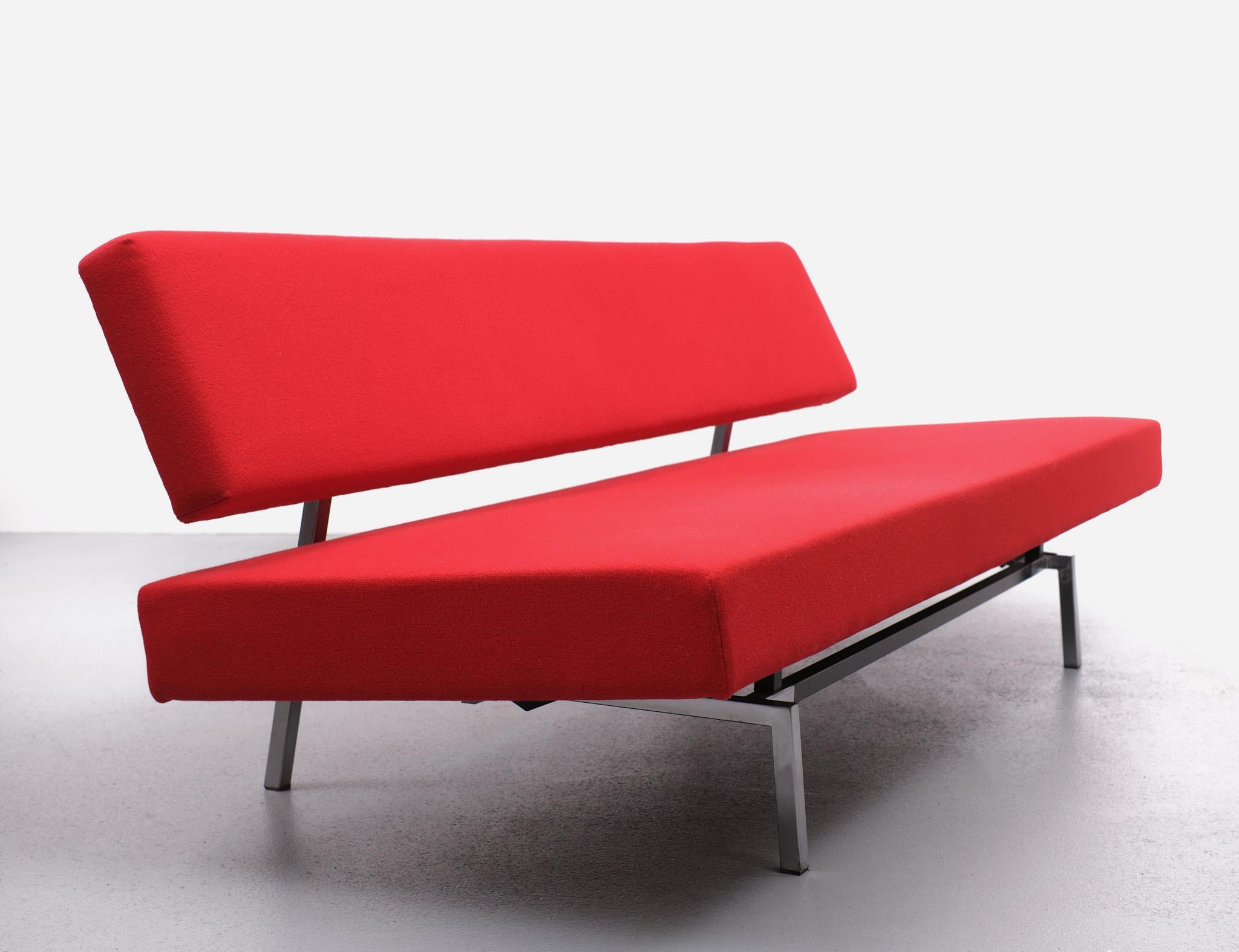 Wonderful Dutch Minimalist modern design sofa / daybed model ''BR03'' designed by Martin Visser for Spectrum 1960s, The Netherlands. 
Magnificent Minimalist design with black metal frame with newly upholstered Bright Red wool fabric seating and