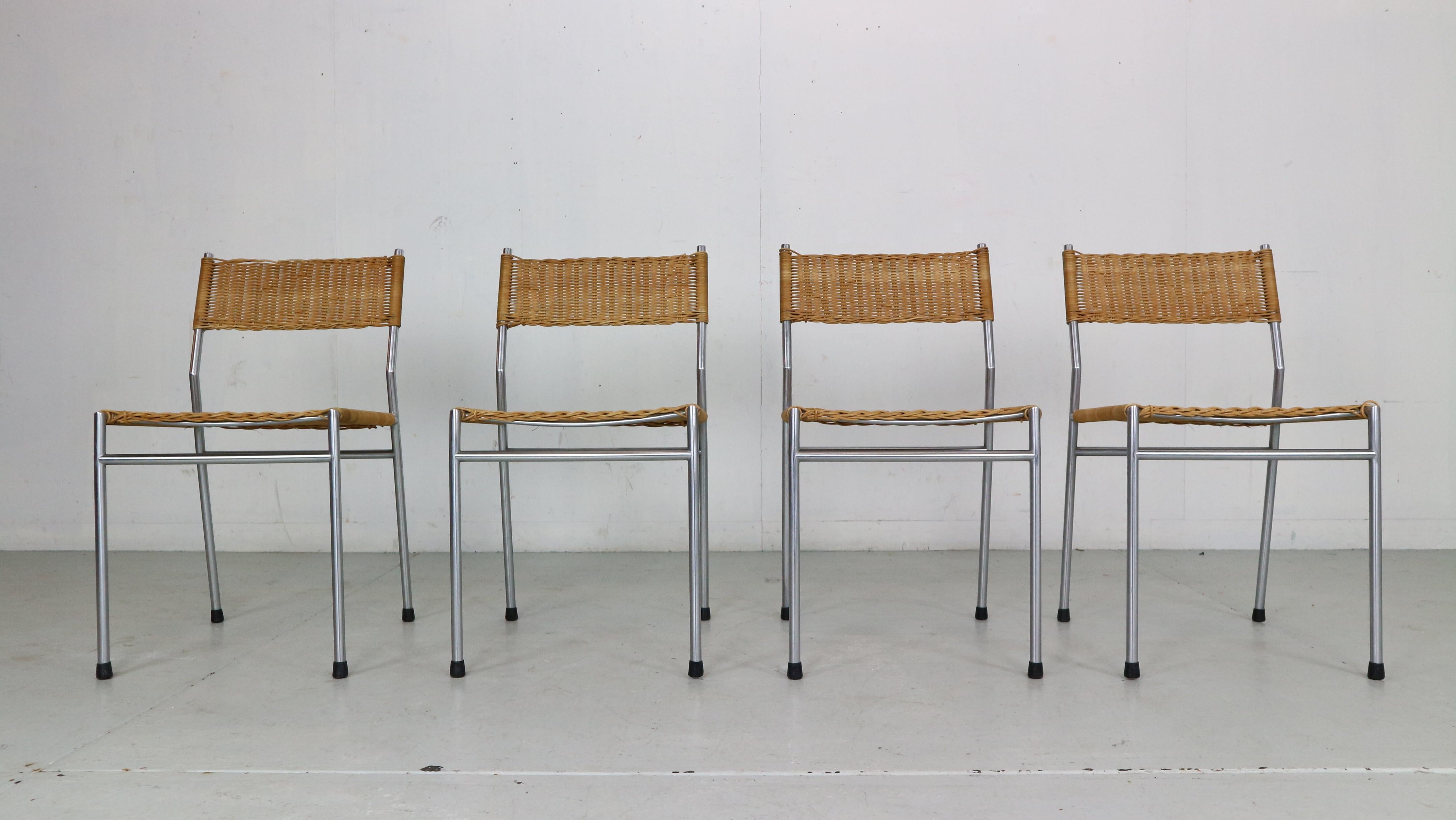 Mid-Century Modern period set of four dinning room chairs designed by Martin Visser for 't Spectrum Bergeijk manufacture in 1960's period, Netherlands.

These early versions of the SE05 chairs have a stainless steel tubular metal frame and whicker