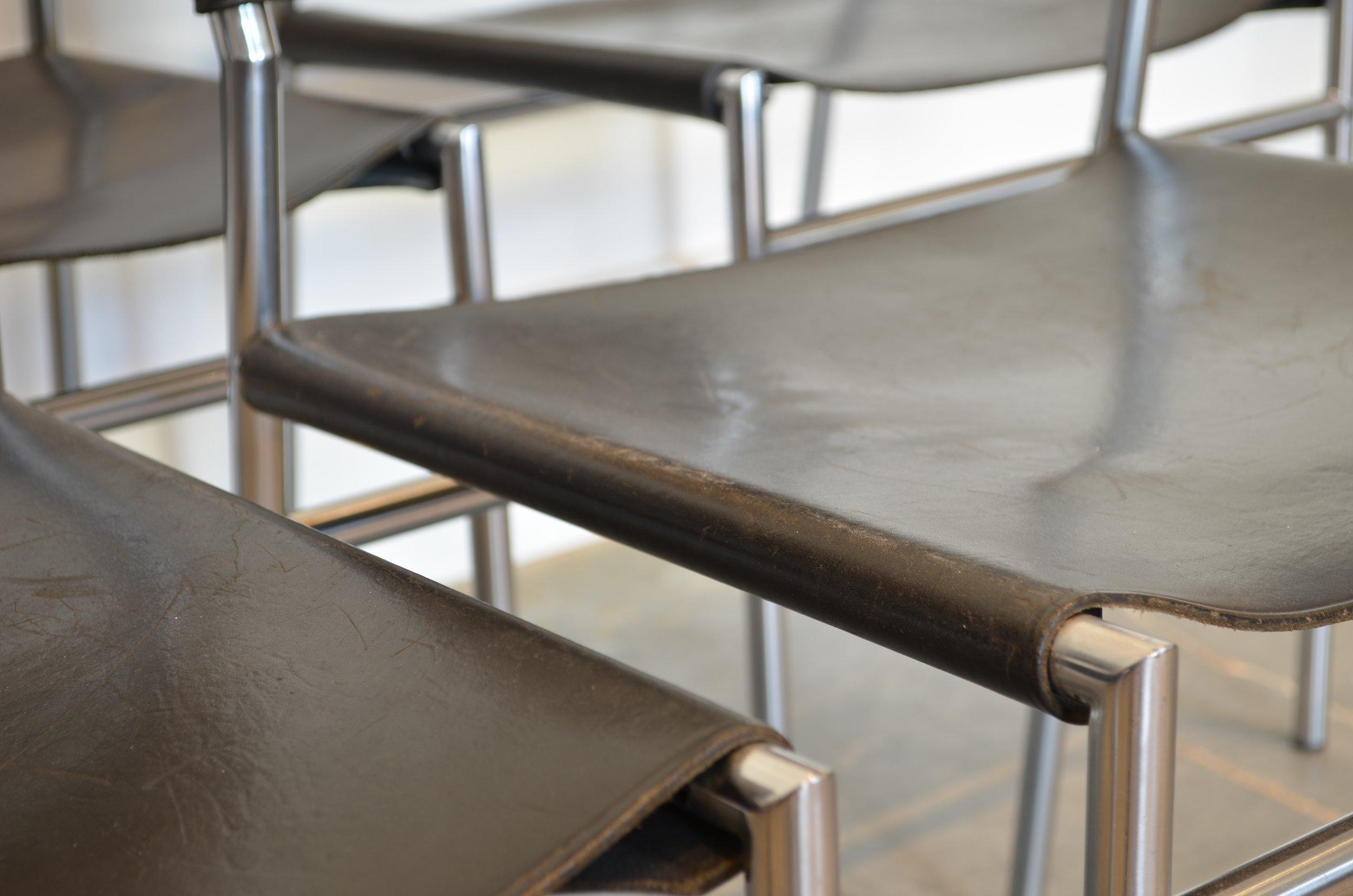 Milieu du XXe siècle Chaises de salle à manger SE06 de Martin Visser en cuir noir et chrome en vente