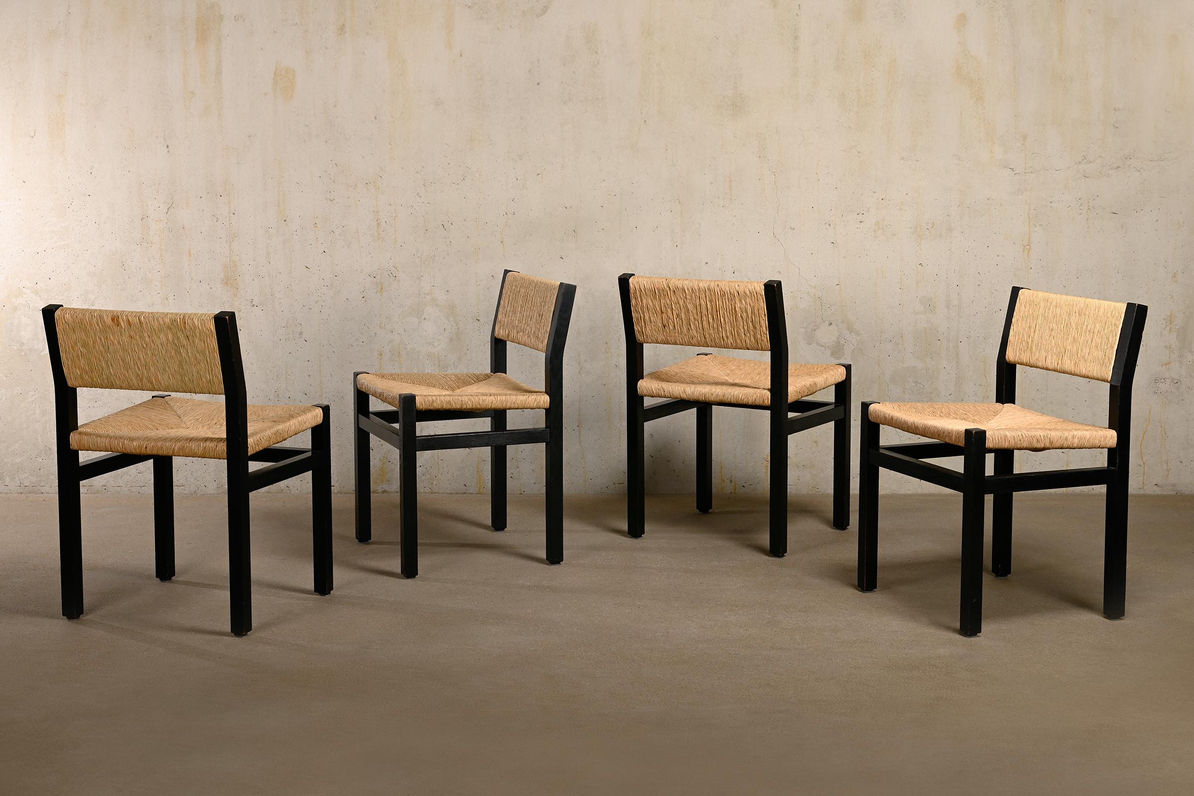 Schöner Satz von 4 Esszimmerstühlen (Modell SE82), entworfen von Martin Visser für 't Spectrum, Niederlande 1970er Jahre. Schwarz lackierte Eschenholzrahmen mit handgeflochtenen Sitzflächen und Rückenlehnen aus Binsen. Das Design zeichnet sich durch