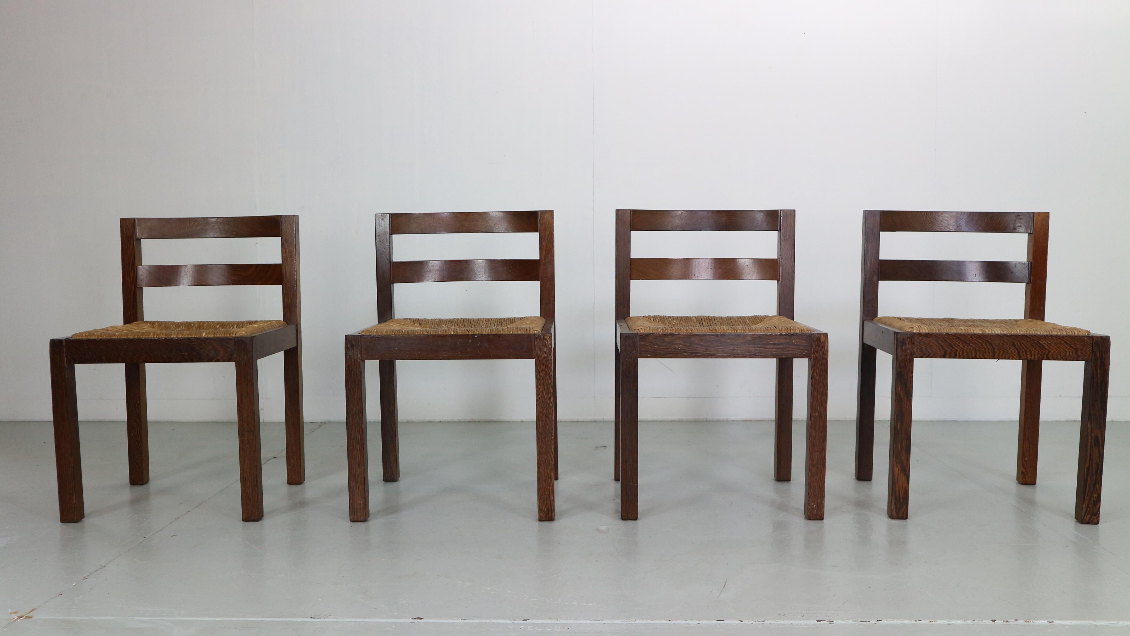 Période moderne du milieu du siècle, le très célèbre designer de meubles néerlandais Martin Visser a conçu ces chaises pour t' Spectrum dans les années 1960, aux Pays-Bas.

L'ensemble de 4 chaises est en très bon état d'origine.
Assise en rotin et
