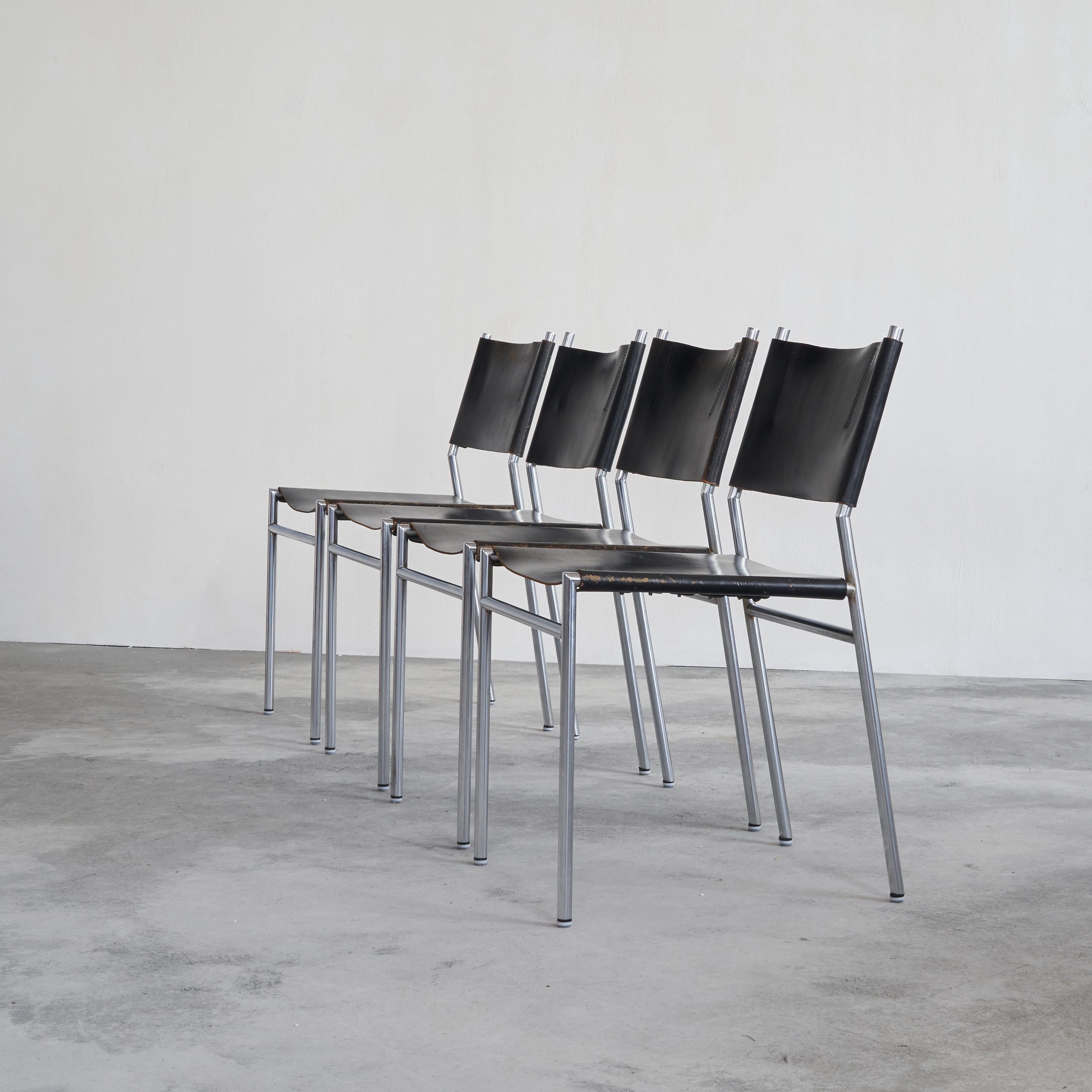 Martin Visser Jeu de 4 chaises 'SE06' en cuir noir patiné. Pays-Bas, années 1970.

Des lignes épurées et une utilisation distincte du cuir et du métal. Le SE06, conçu en 1960, est l'un des meilleurs modèles du designer néerlandais Martin Visser. SE