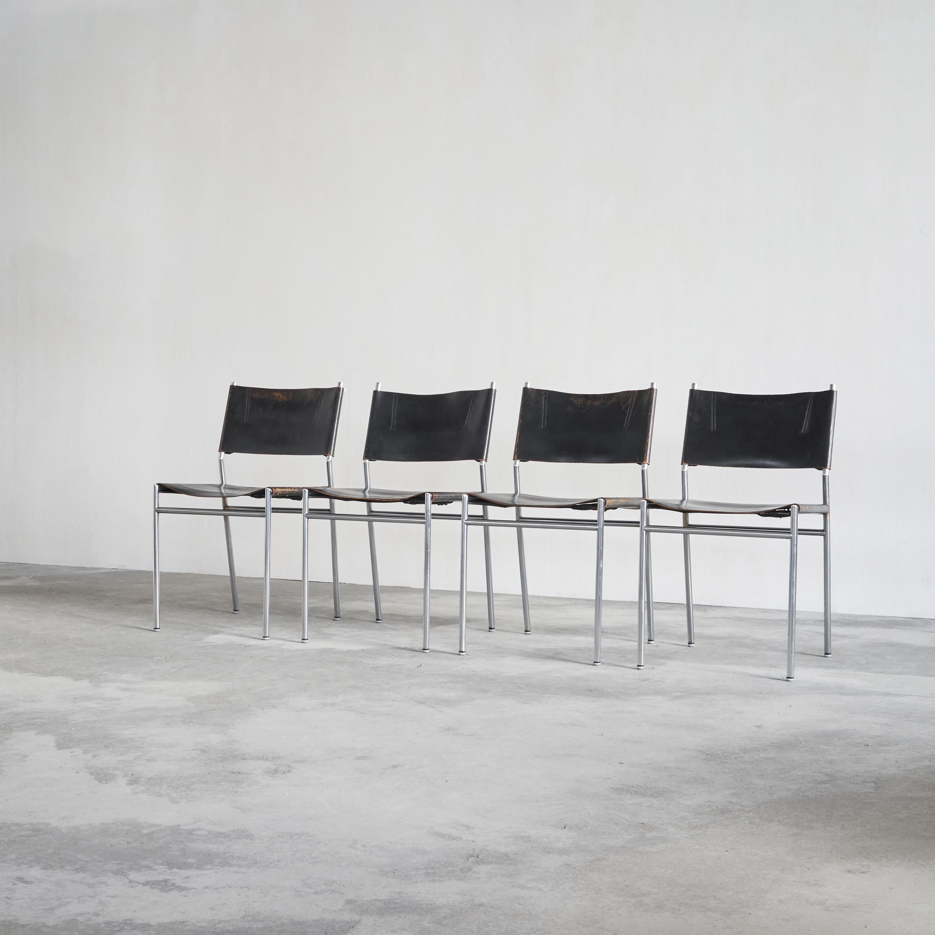 Mid-Century Modern Martin Visser Ensemble de 4 chaises 'SE06' en cuir noir patiné 1960 en vente
