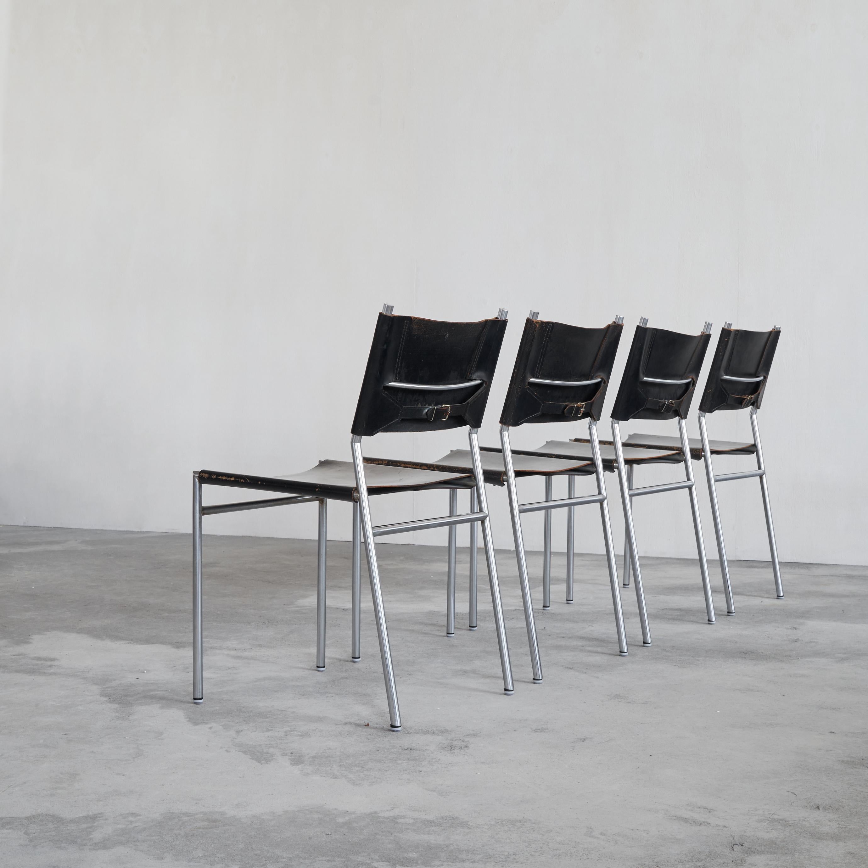 Martin Visser Ensemble de 4 chaises 'SE06' en cuir noir patiné 1960 en vente 1