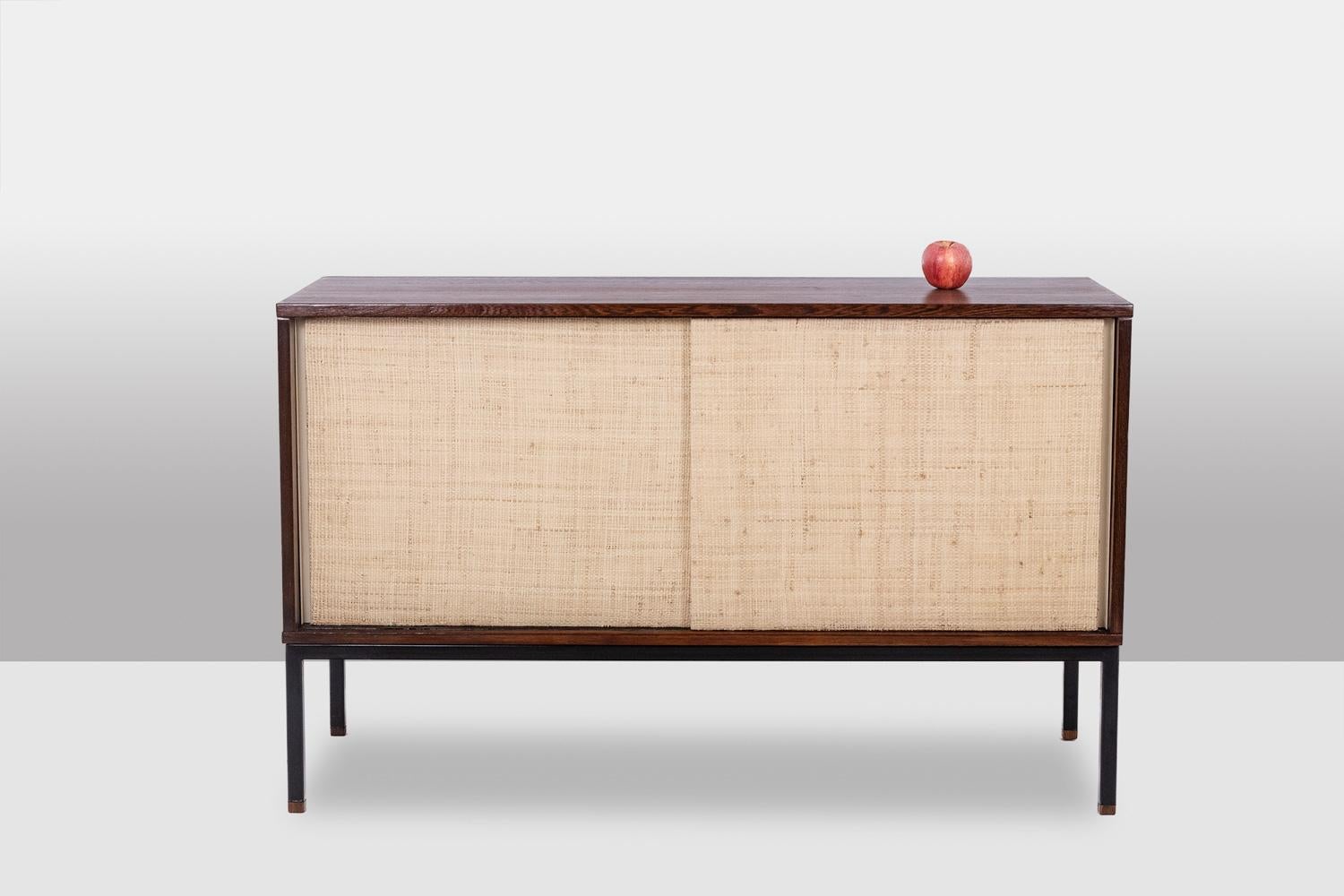 Martin Visser, par.

Buffet rectangulaire en wengé, ouvrant par deux portes coulissantes recouvertes de raphia. Œuvre néerlandaise réalisée dans les années 1970.

Dimensions : H 76 x L 123 x P 48 cm

Référence : LS62111257P