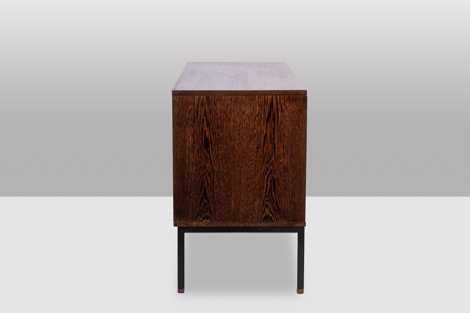 20ième siècle Martin Visser. Buffet en wengé et raphia. 1970. en vente