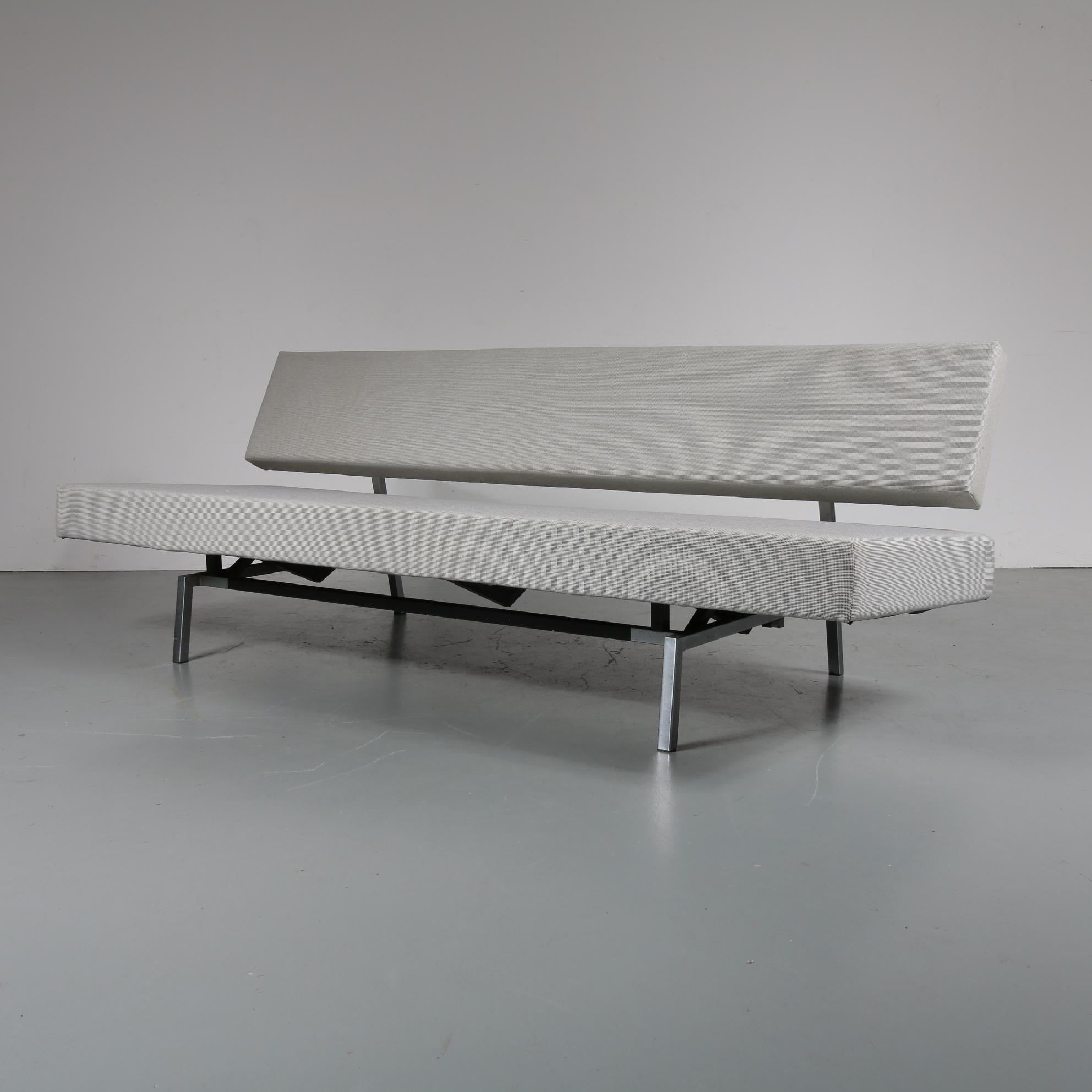 A beautiful sleeping sofa, designed by Martin Visser and manufactured by 't Spectrum in the Netherlands, circa 1960.

This is a unique piece in Dutch modern style. This iconic piece by famous designer Martin Visser is made of high quality chrome