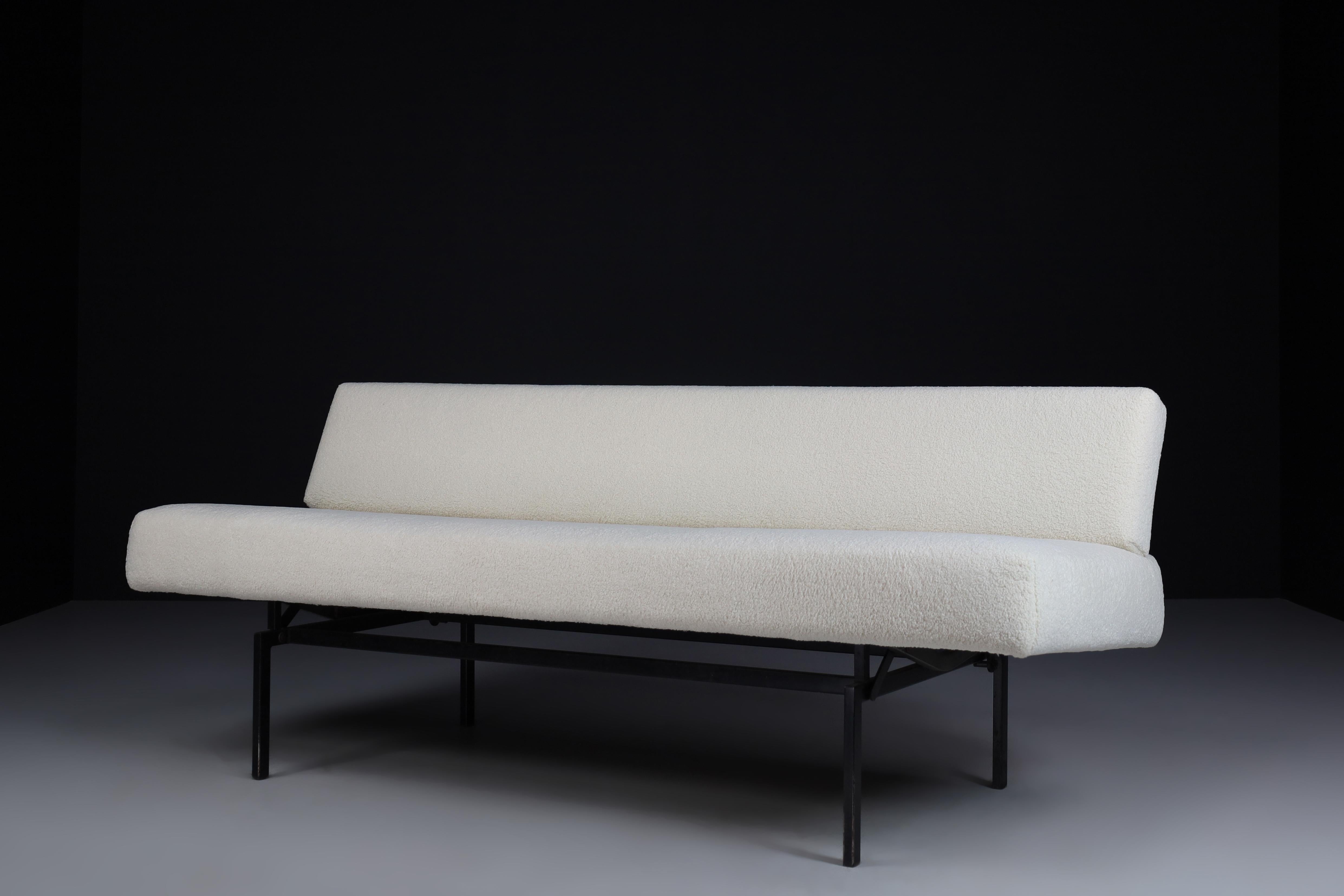 Minimalist sofa designed by Martin Visser for 't Spectrum and freshly re-upholstered with new teddy fabric. Structure in metal.
2 positions, can be converting in bed. This minimalist sofa would make an eye-catching addition to any interior such as