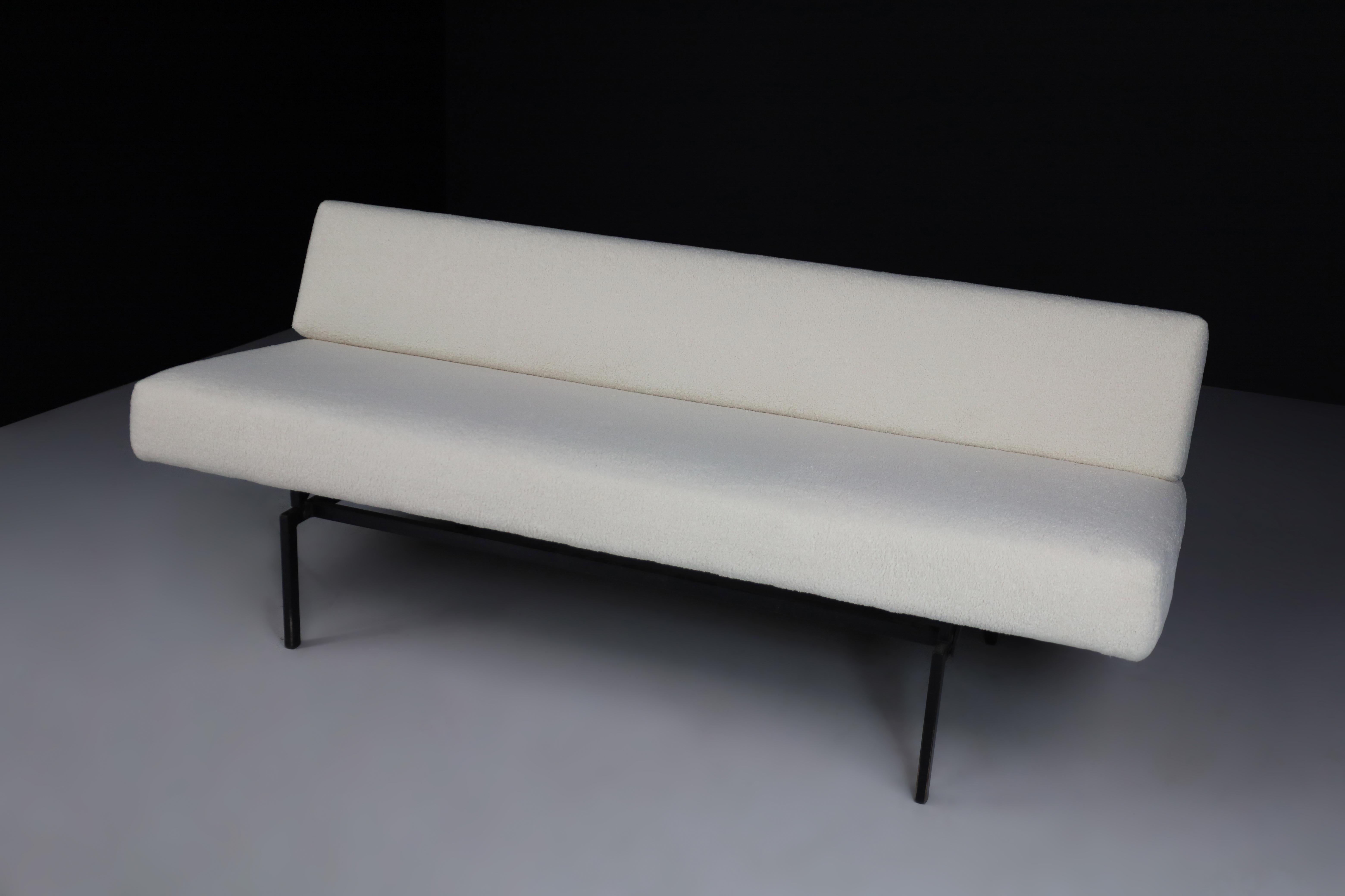 Martin Visser Sofa or Sleeper Sofa for 't Spectrum in New Teddy Fabric, 1960s In Good Condition For Sale In Almelo, NL