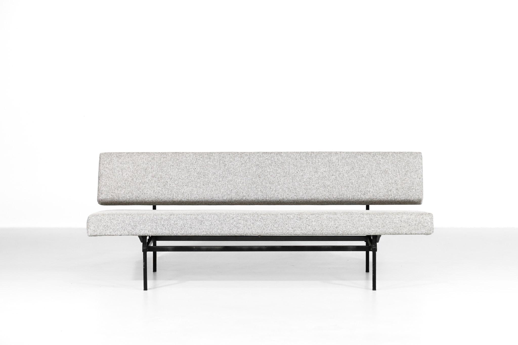 Nice sofa designed by Martin Visser for 't Spectrum.
Freshly re-upholstered with new fabric and foam. Structure in metal. 
2 positions, can be converting in bed.
 