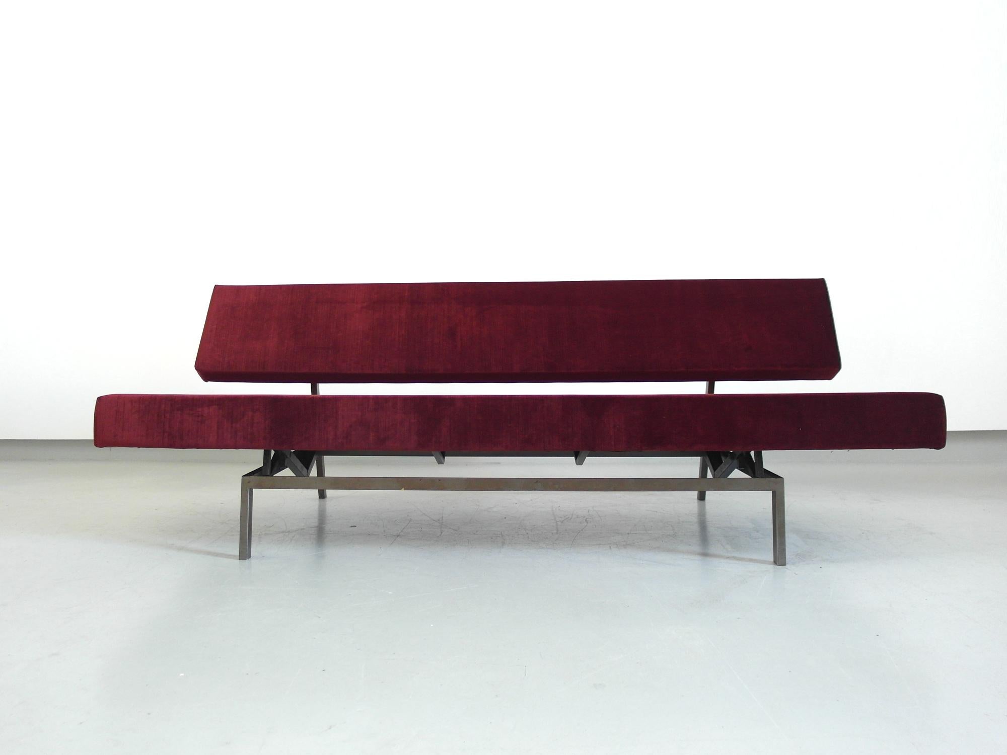 Martin Visser streamline sleeper sofa / daybed by Spectrum, The Netherlands 1960.
Beautiful sleeper sofa with pull out bench that levels to day bed size. Newly upholstered in a deep brown/ rust velvet. Bronze colored enameled metal frame in