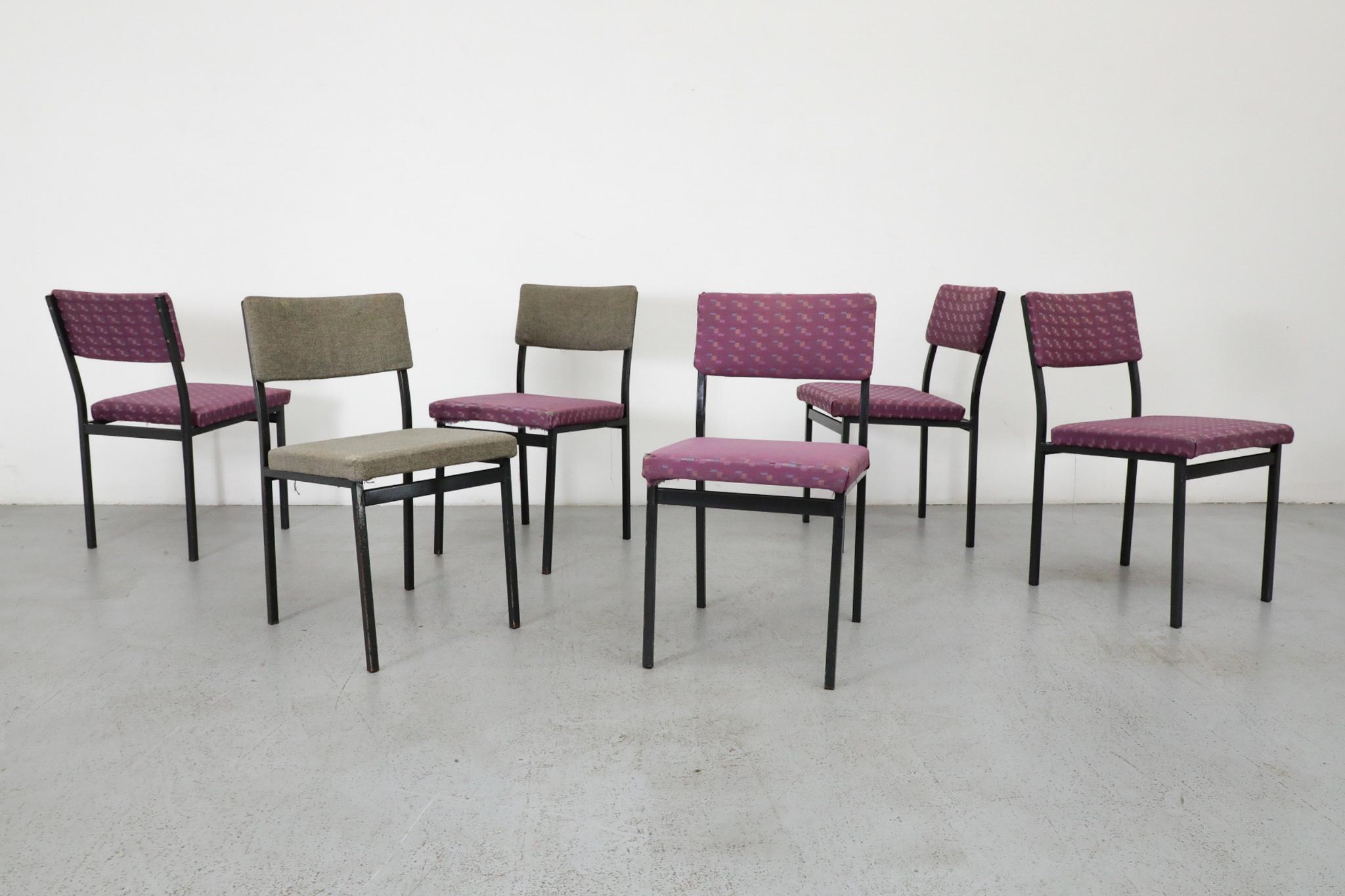 Chaises en métal émaillé noir de style Martin avec revêtement original et décoratif en violet. En état d'origine avec une perte d'émail visible et quelques déchirures au tissu. Ils ont été rembourrés il y a environ 30 à 40 ans. Le tissu original se