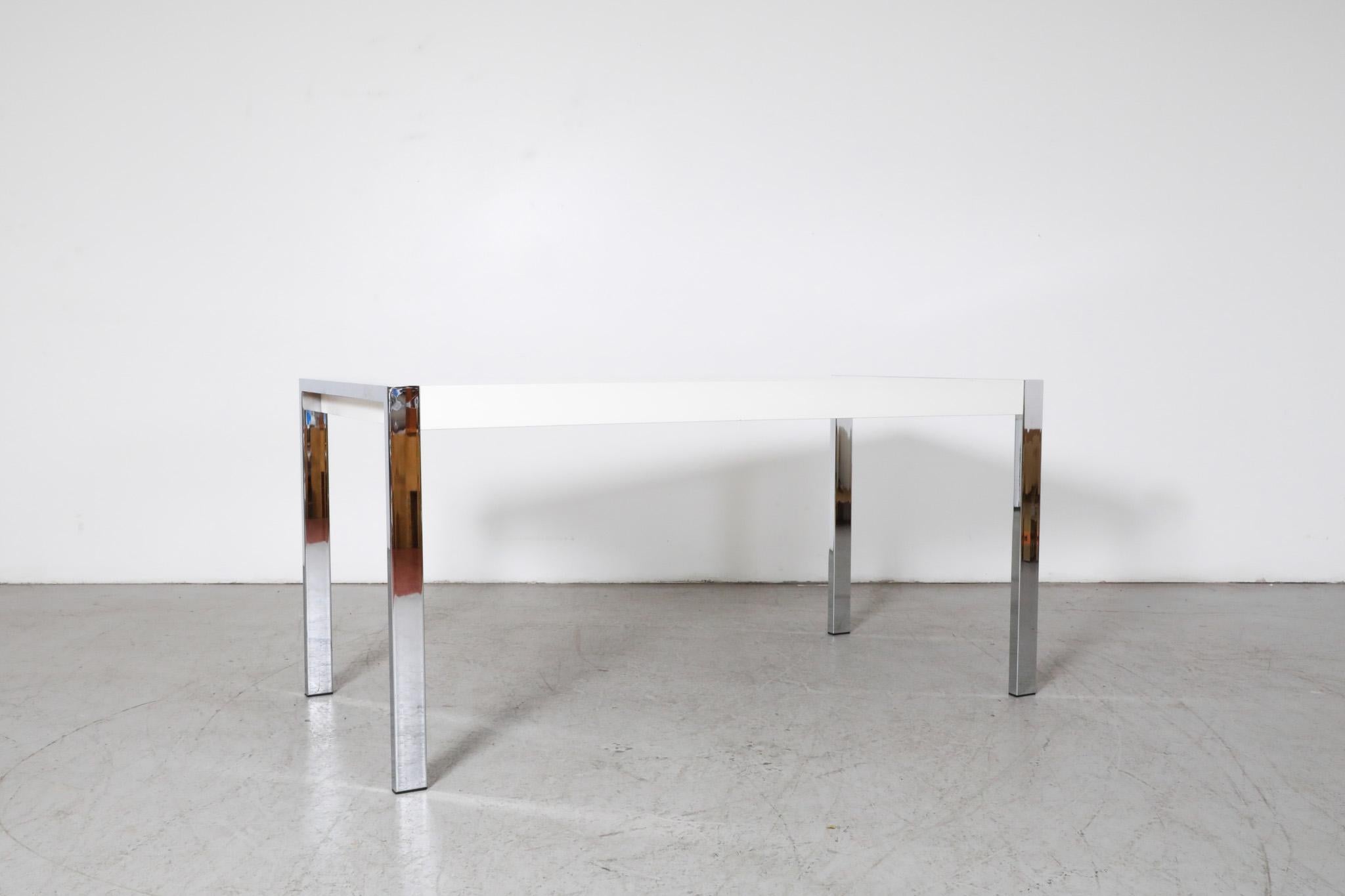 Table moderniste de style Martin Visser en formica blanc et chrome Bon état - En vente à Los Angeles, CA