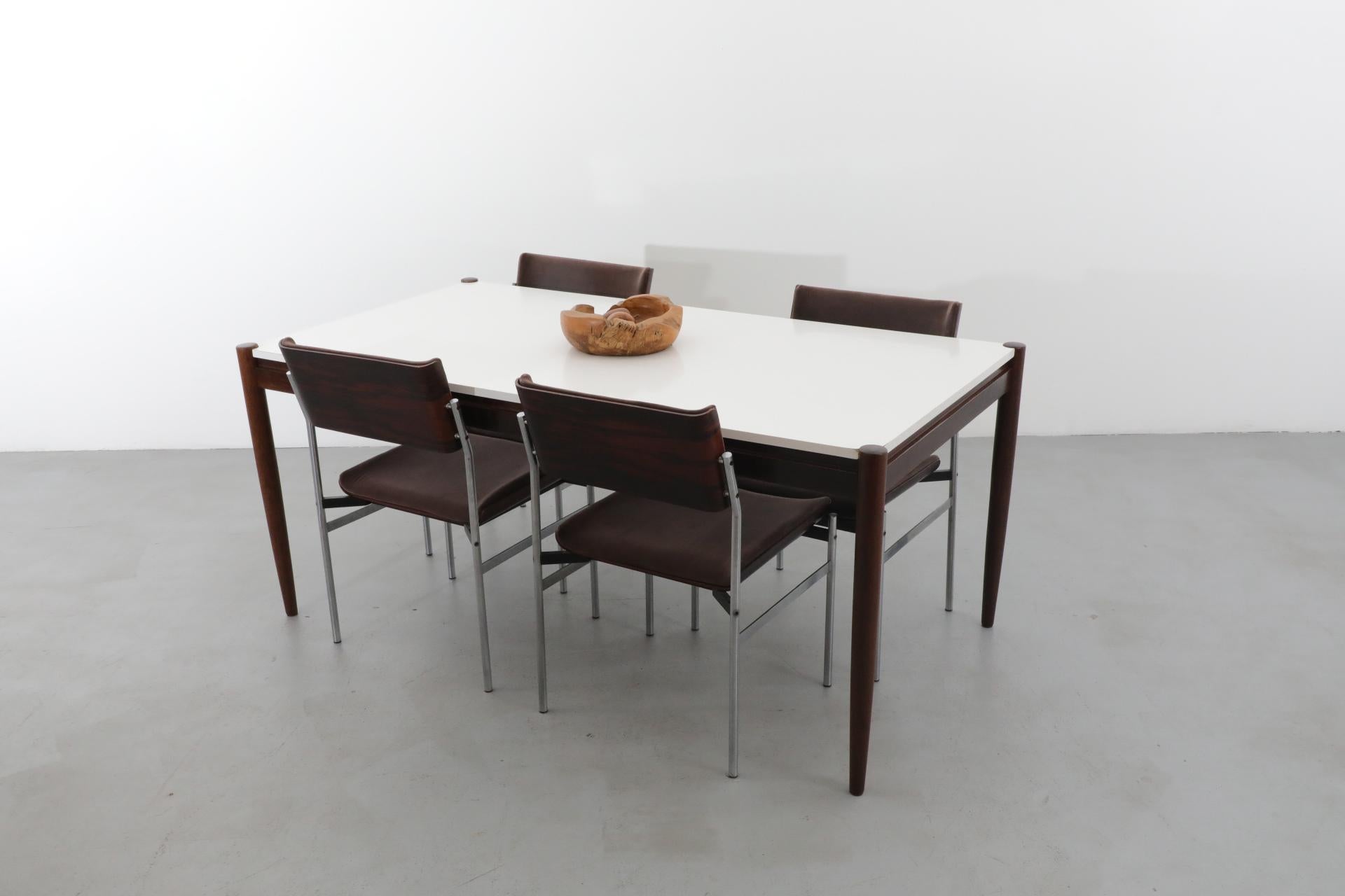Martin Visser Style Esstisch aus Formica und Wenge mit konischen Beinen, die bis zur Höhe der Tischplatte reichen. Leicht aufgearbeiteter schöner Holzrahmen und weiße Formica-Platte. Im Originalzustand mit einigen Gebrauchsspuren. Die Abnutzung