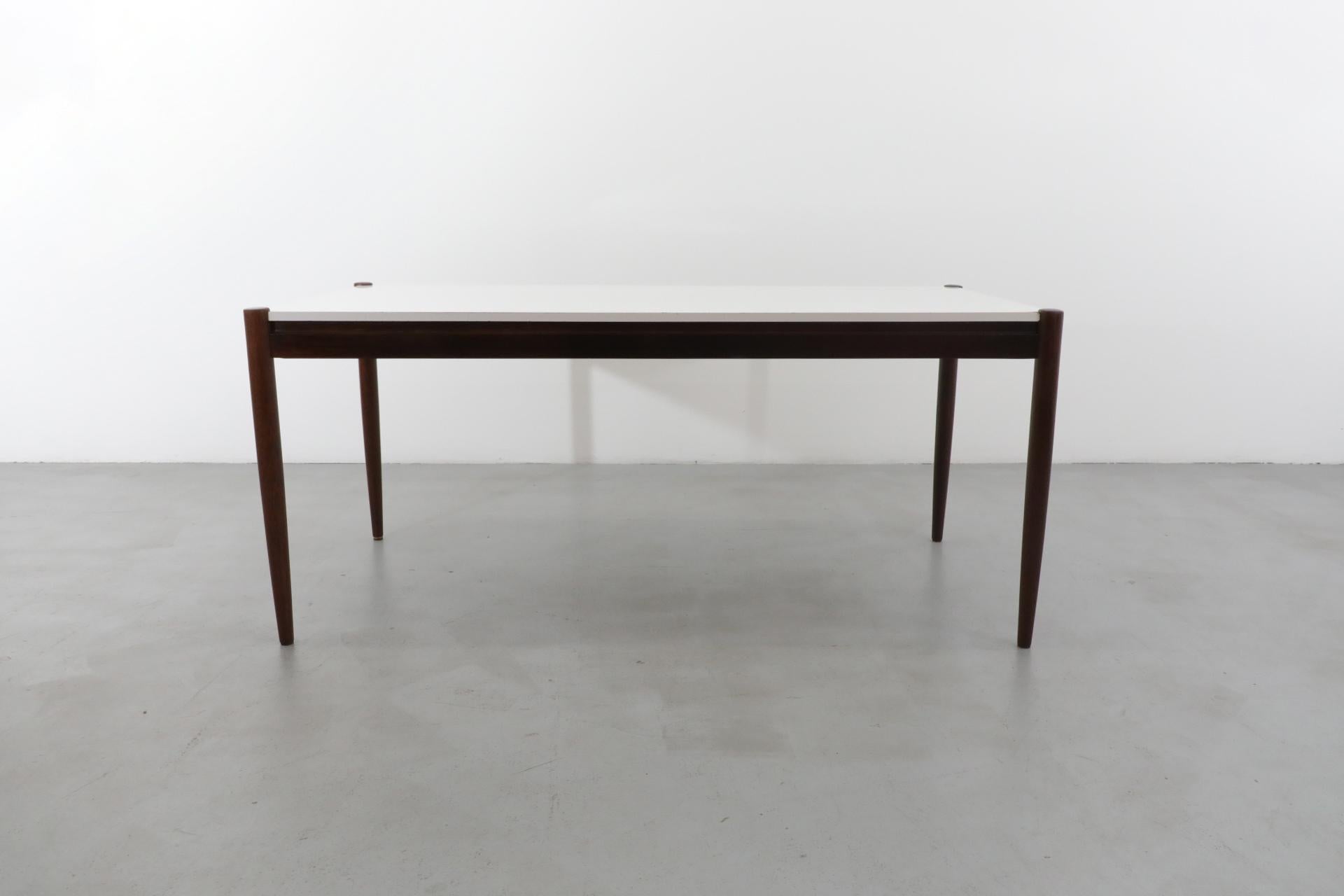 Wenge-Esstisch im Martin Visser-Stil mit weißer Formica-Platte im Zustand „Gut“ in Los Angeles, CA