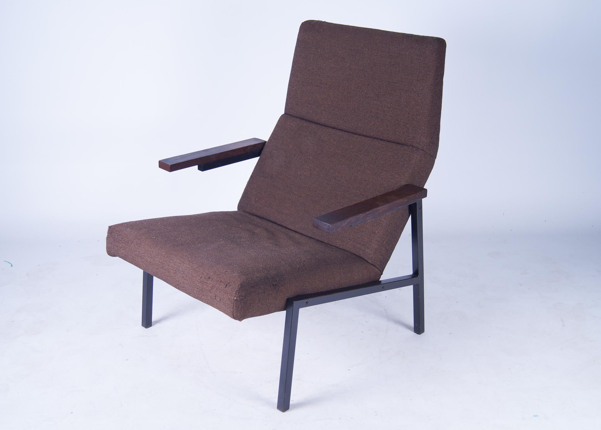 Martin Visser for Spectrum SZ 67 lounge chair with a Metal Frame, Wenge Arm Rests, In original Upholsterey in brown 'van der Ploeg' wool. In all original condition with some Wear Consistent with Age and Use. There are user marks on the wool as
