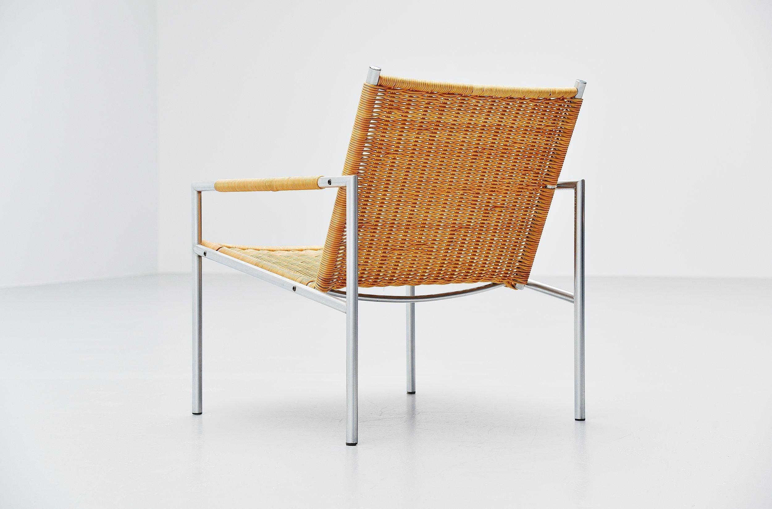 Chaise longue moderniste modèle SZ01 conçue par Martin Visser pour 't Spectrum, Hollande, 1960. La chaise a un cadre tubulaire en acier brossé et de très belles finitions pour les sièges et les accoudoirs en rotin tressé. La canne a une belle patine