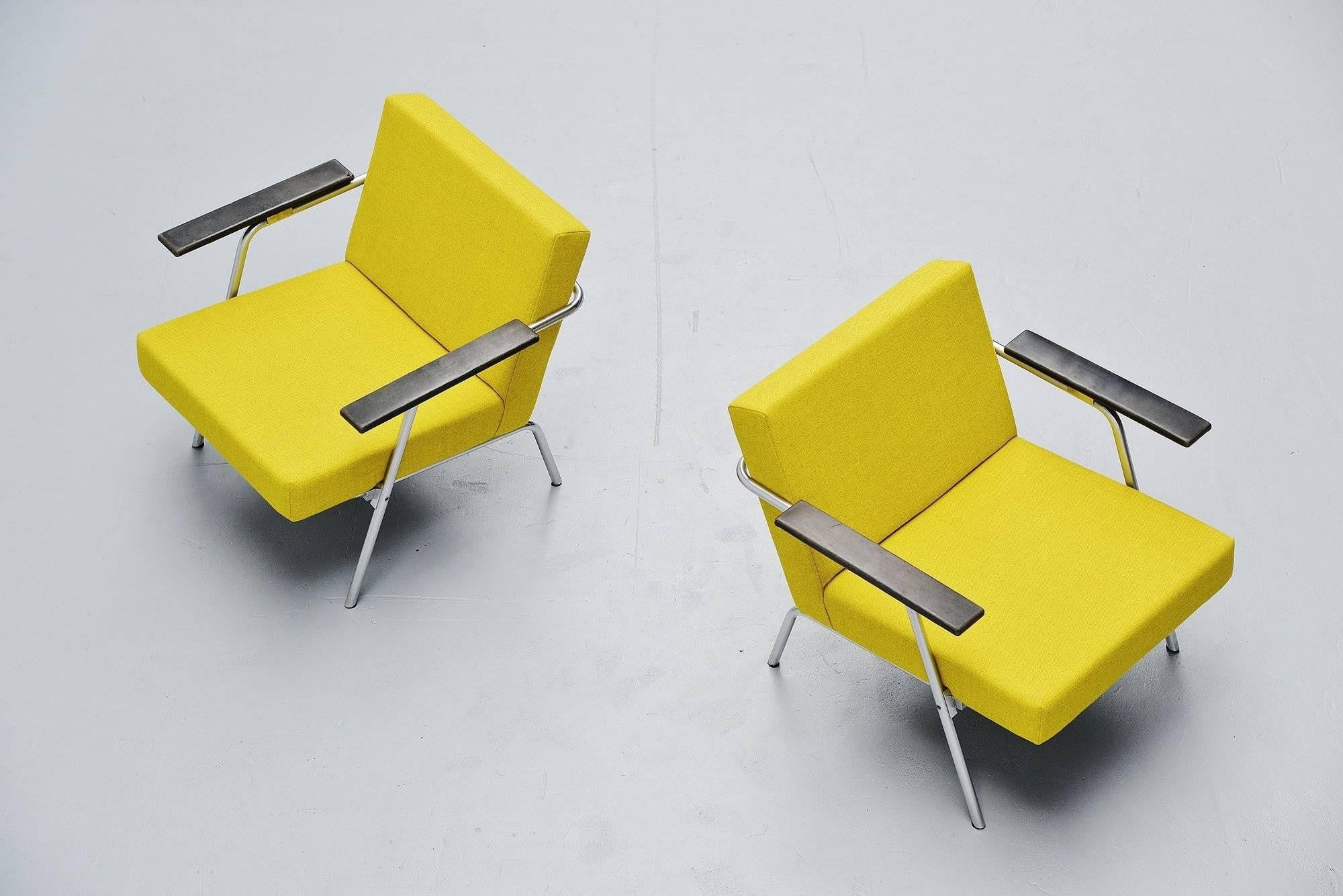 Rare et étonnante paire de fauteuils de Martin Visser pour 't Spectrum, Hollande, 1964. Ces chaises sont le modèle SZ02, documenté dans plusieurs livres et catalogues par 't Spectrum en tant que modèle SZ02. Ils n'ont été produits qu'entre 1964 et