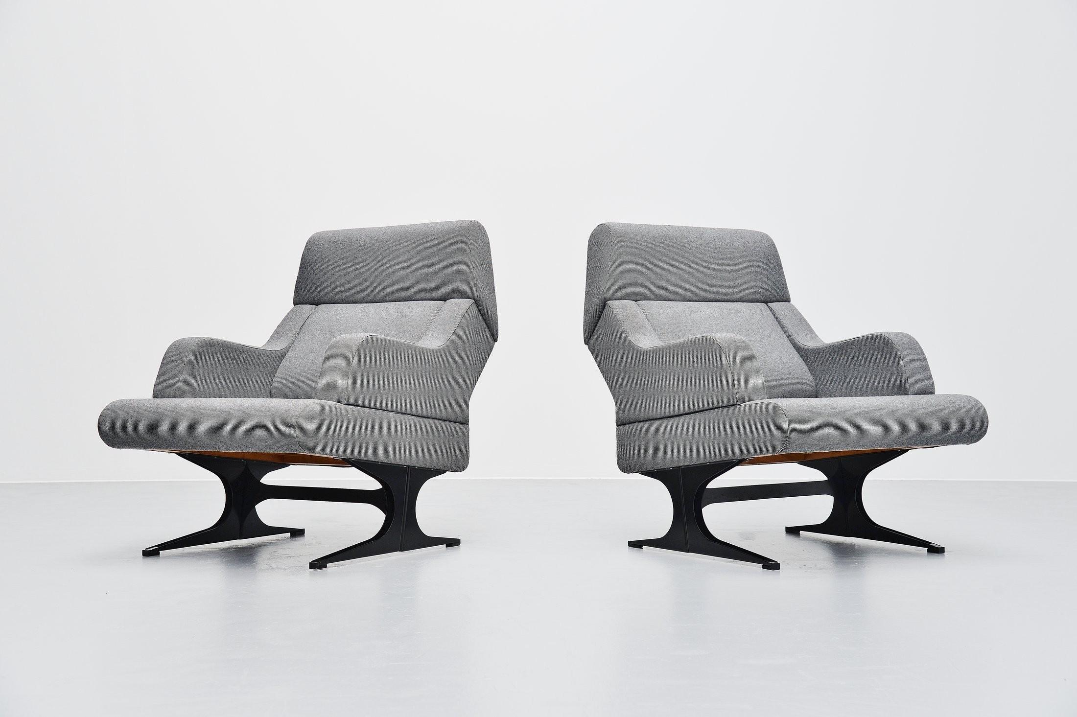 Rare pair of lounge chairs model SZ12 designed by Martin Visser and manufactured by 't Spectrum, Holland 1965. These chairs have a very nice shaped aluminium frame which is black coated. The chairs have been newly upholstered with a matching fabric