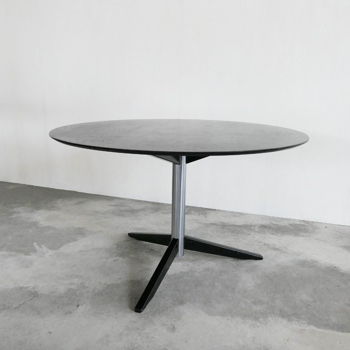 Martin Visser TE06 dining table for 't Spectrum, Bergeijk, The Netherlands, 1960.

Timeless dining table by Dutch designer Martin Visser for 't Spectrum. Model TE06 (TE stands for Tafel Eetkamer - table dining room). Great design with a central