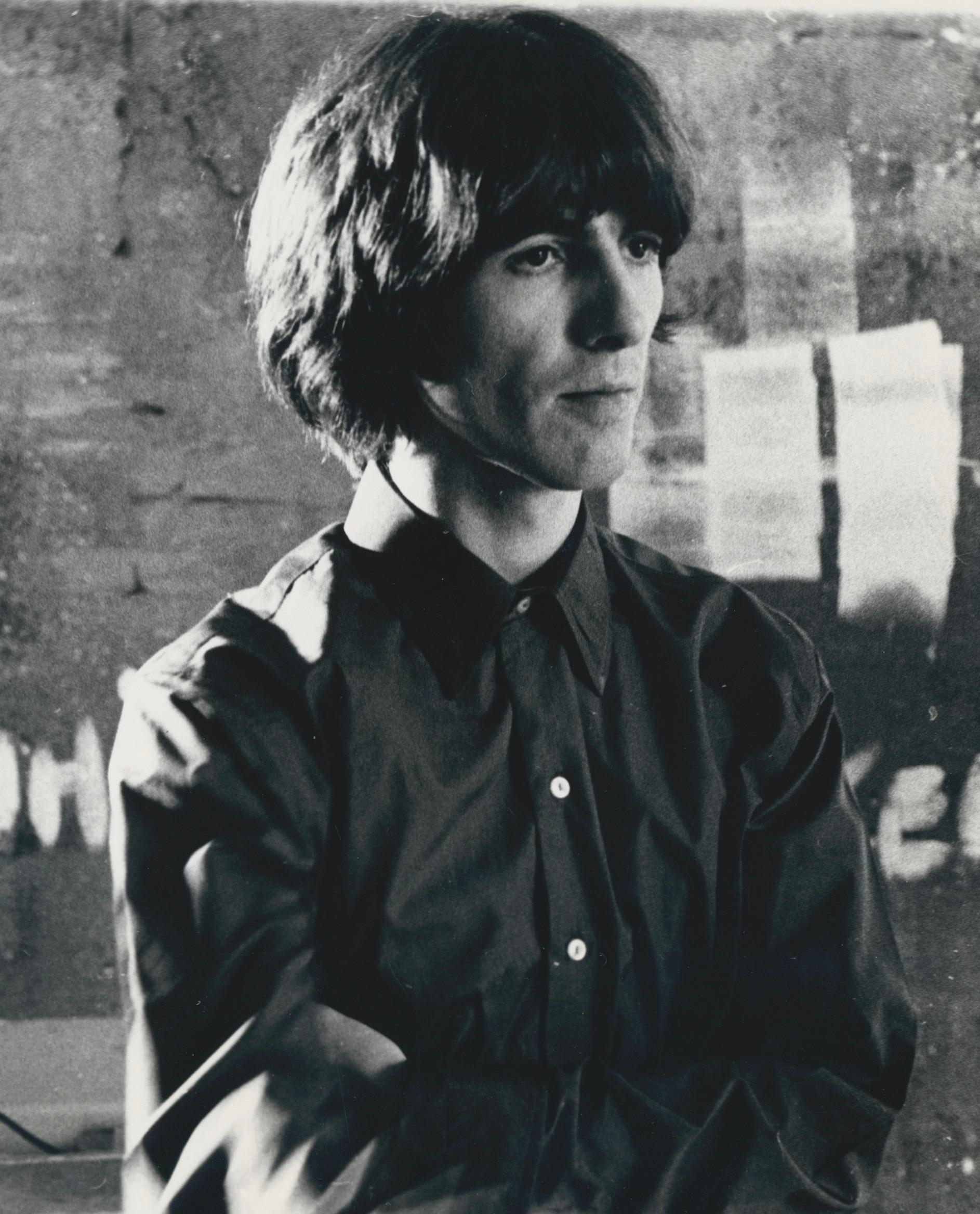 Schwarz-Weiß-Fotografie von George Harrison, ca. 1970er Jahre, 20, 3 x 25, 9 cm – Photograph von Martin Weaver