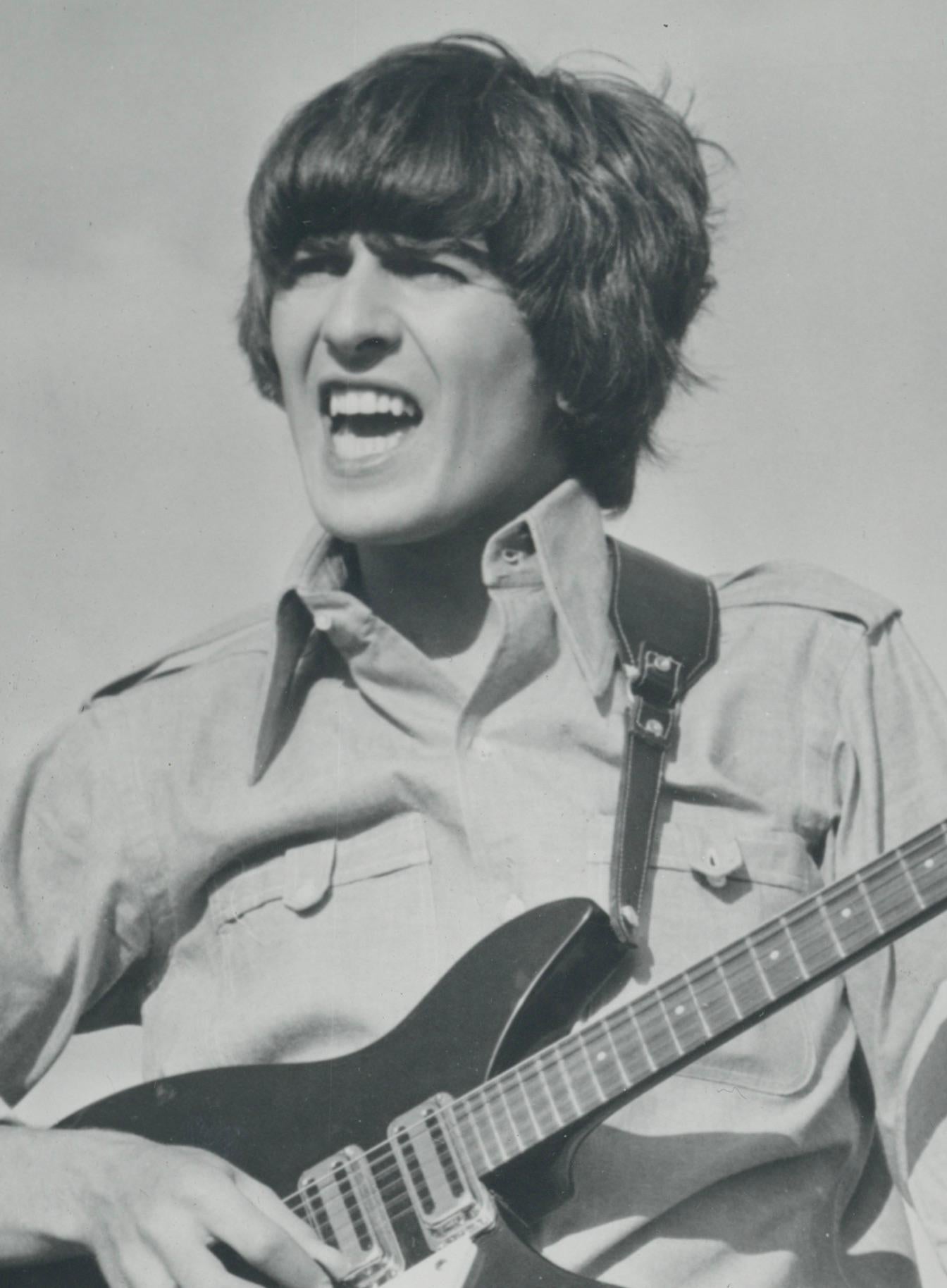 George Harrison, Gitarre, Schwarz-Weiß-Fotografie, ca. 1970er Jahre, 17,2 x 22,8 cm – Photograph von Martin Weaver