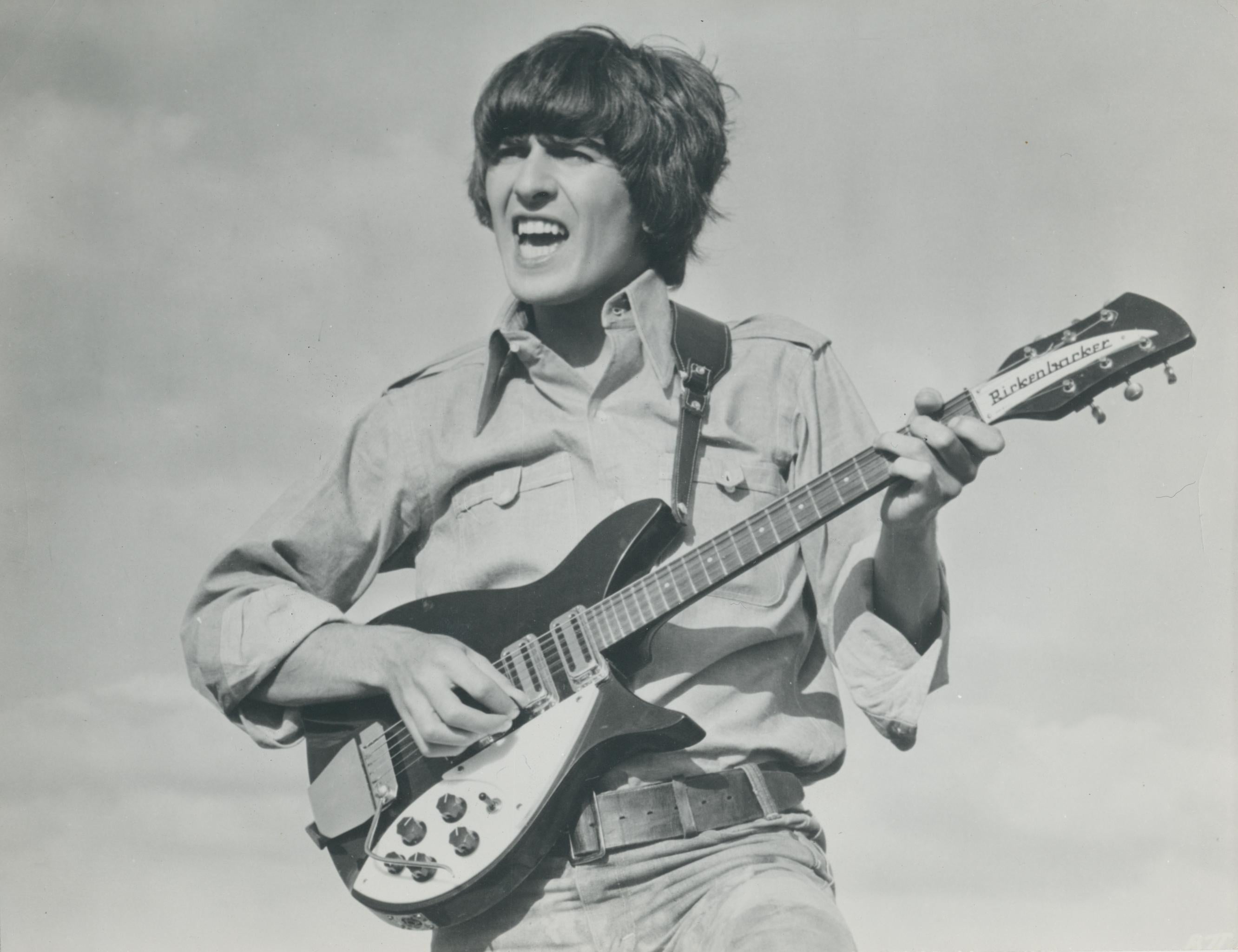 George Harrison, Gitarre, Schwarz-Weiß-Fotografie, ca. 1970er Jahre, 17,2 x 22,8 cm