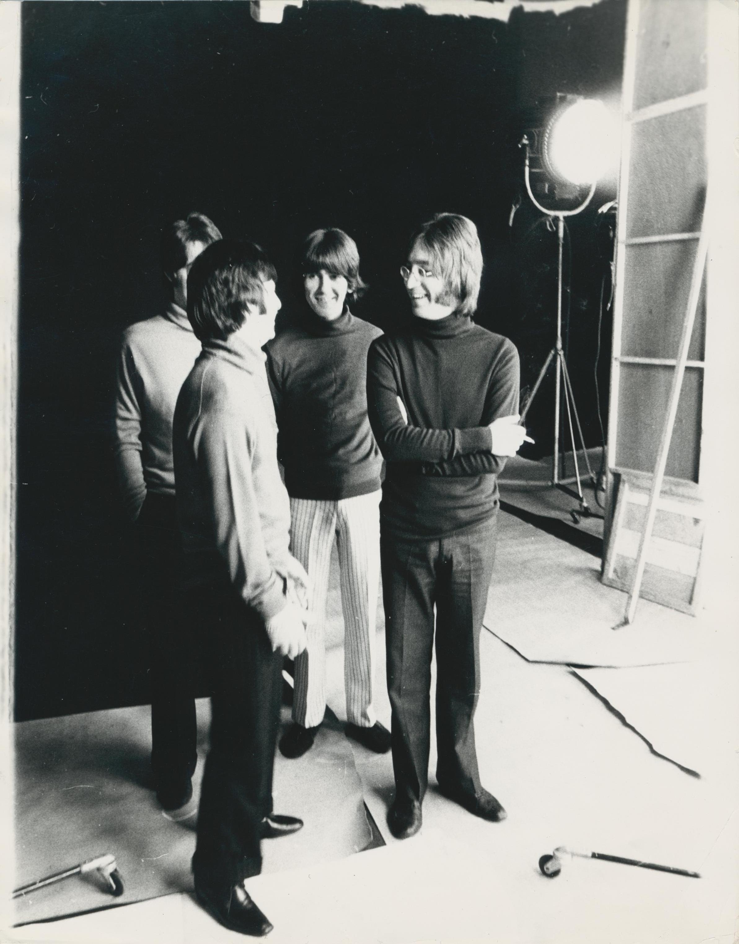 Black and White Photograph di Martin Weaver - The Beatles, fotografia in bianco e nero, riprese in studio del 1976, 20, 2 x 15, 9 cm