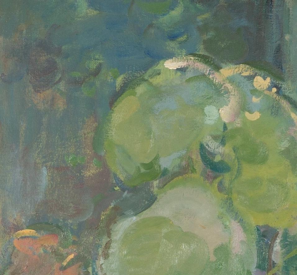 Naturaleza muerta en el asiento de una ventana, 2024 - Pintura al óleo contemporánea de flores con verde - Interior Painting Gris de Martin Yeoman