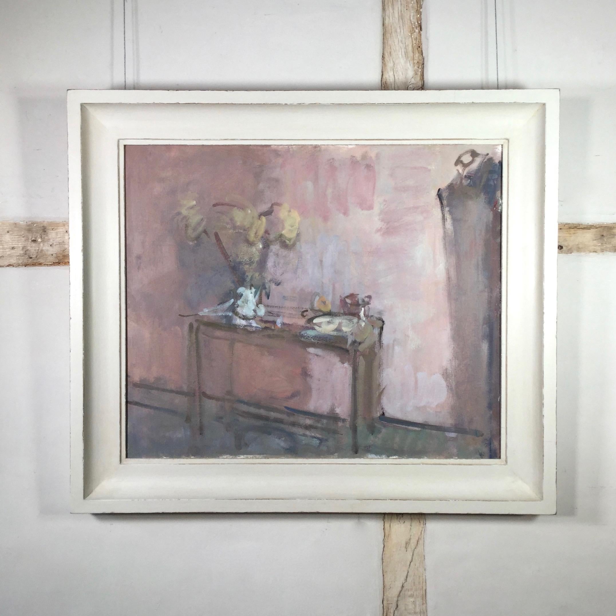 Studio Stillleben - Innen-Ölgemälde mit rosa und roten Motiven, zeitgenössische Kunst, (Zeitgenössisch), Painting, von Martin Yeoman
