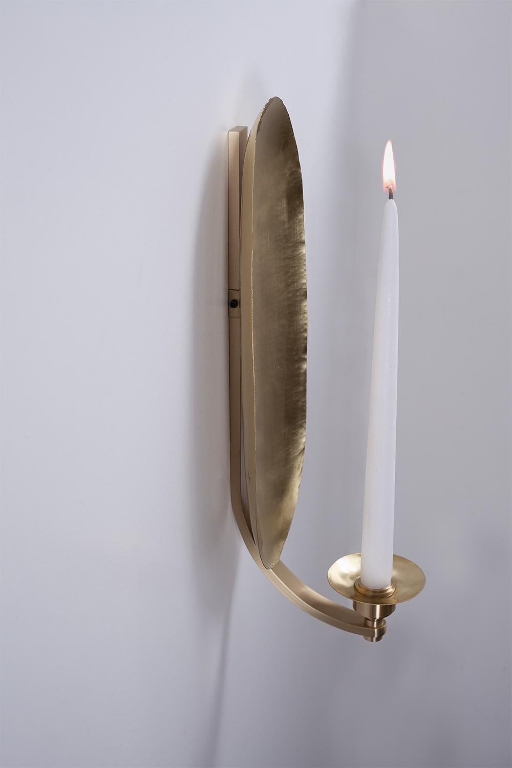 To light up, the Egyptians used silver mirrors that reflected light. This principle is reinterpreted here on a wall lamp with clean, curved shapes.

This sconce bears the name “Martincourt” in memory of this bronzier, sculptor and modeler