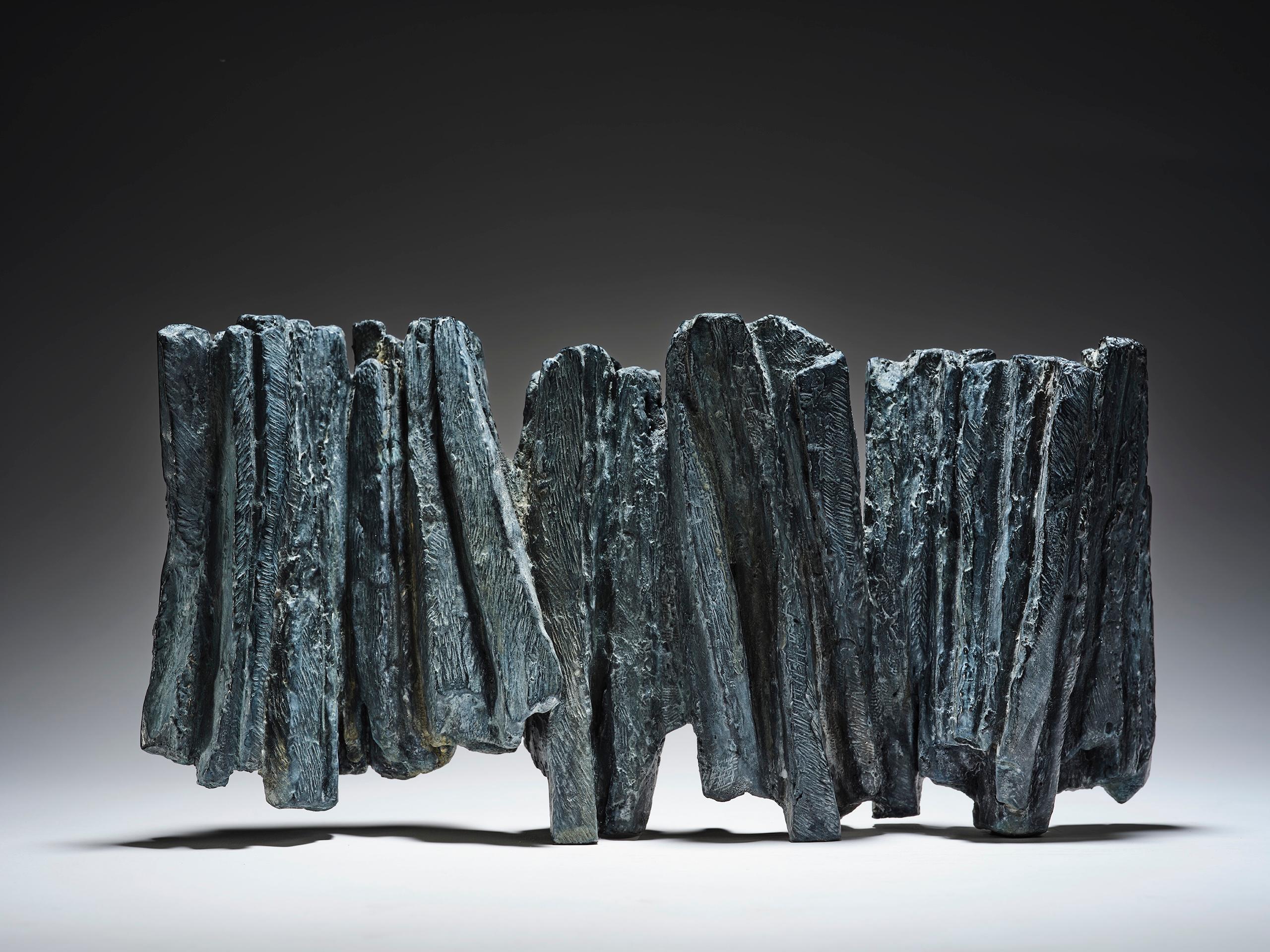 Accord No.5 di Martine Demal - Scultura in bronzo, astratta, toni scuri, equilibrio