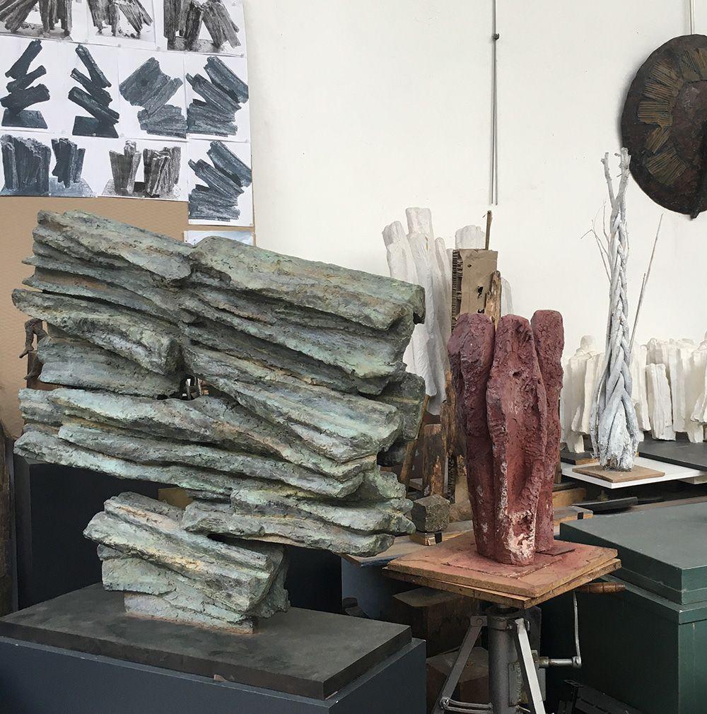 Signs and Writings No. 3 di Martine Demal - Scultura in bronzo da esterno, astratta in vendita 2