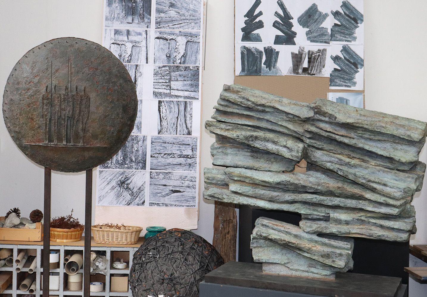 Signs and Writings No. 3 di Martine Demal - Scultura in bronzo da esterno, astratta in vendita 3