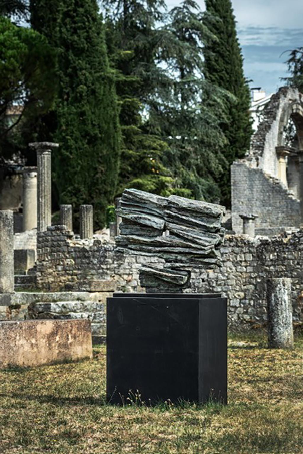 Signs and Writings No. 3 di Martine Demal - Scultura in bronzo da esterno, astratta in vendita 6