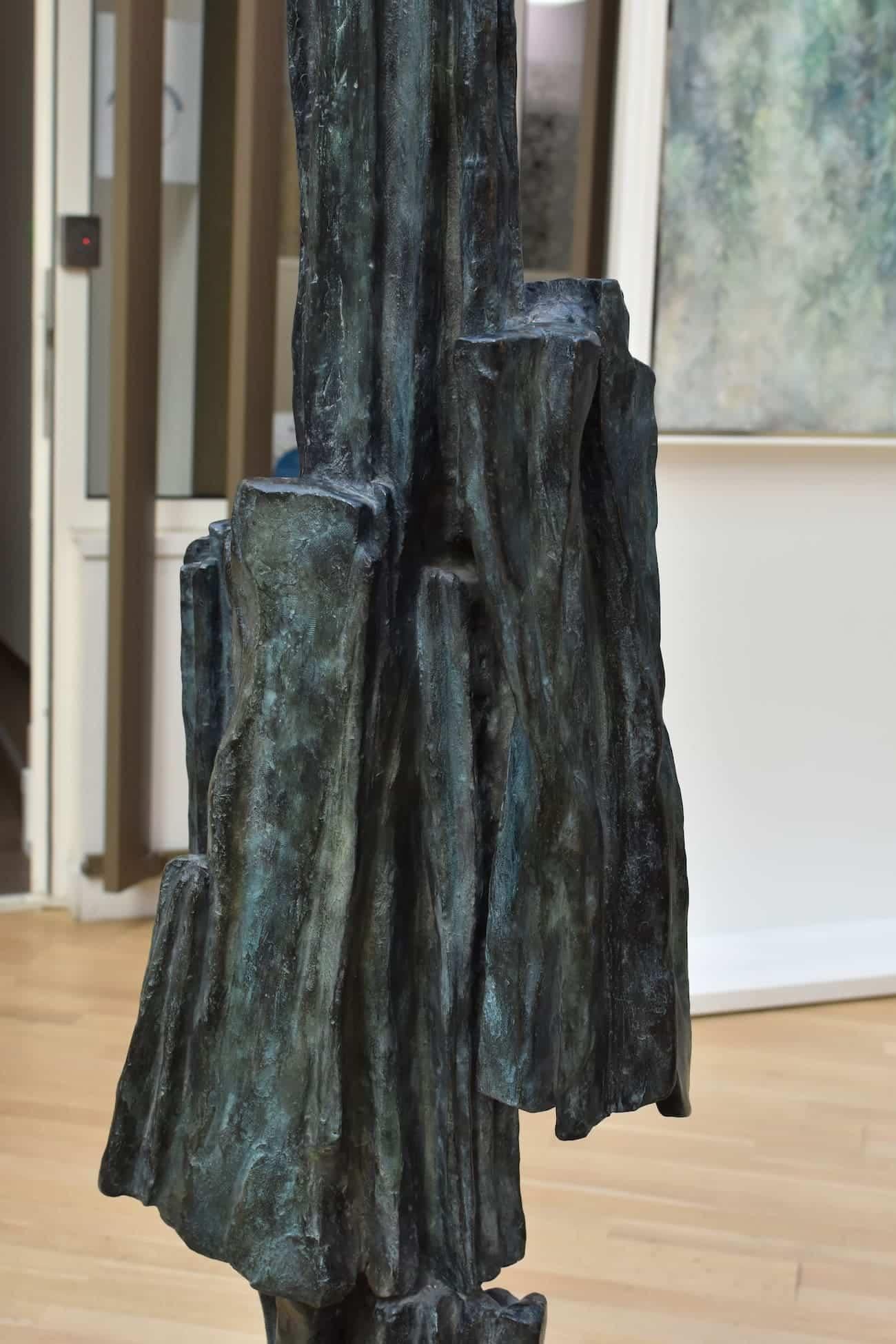 Signs & Writings No. 1 de M. I. - grande sculpture en bronze, abstraite, d'une hauteur de 1,80 m. - Contemporain Sculpture par Martine Demal