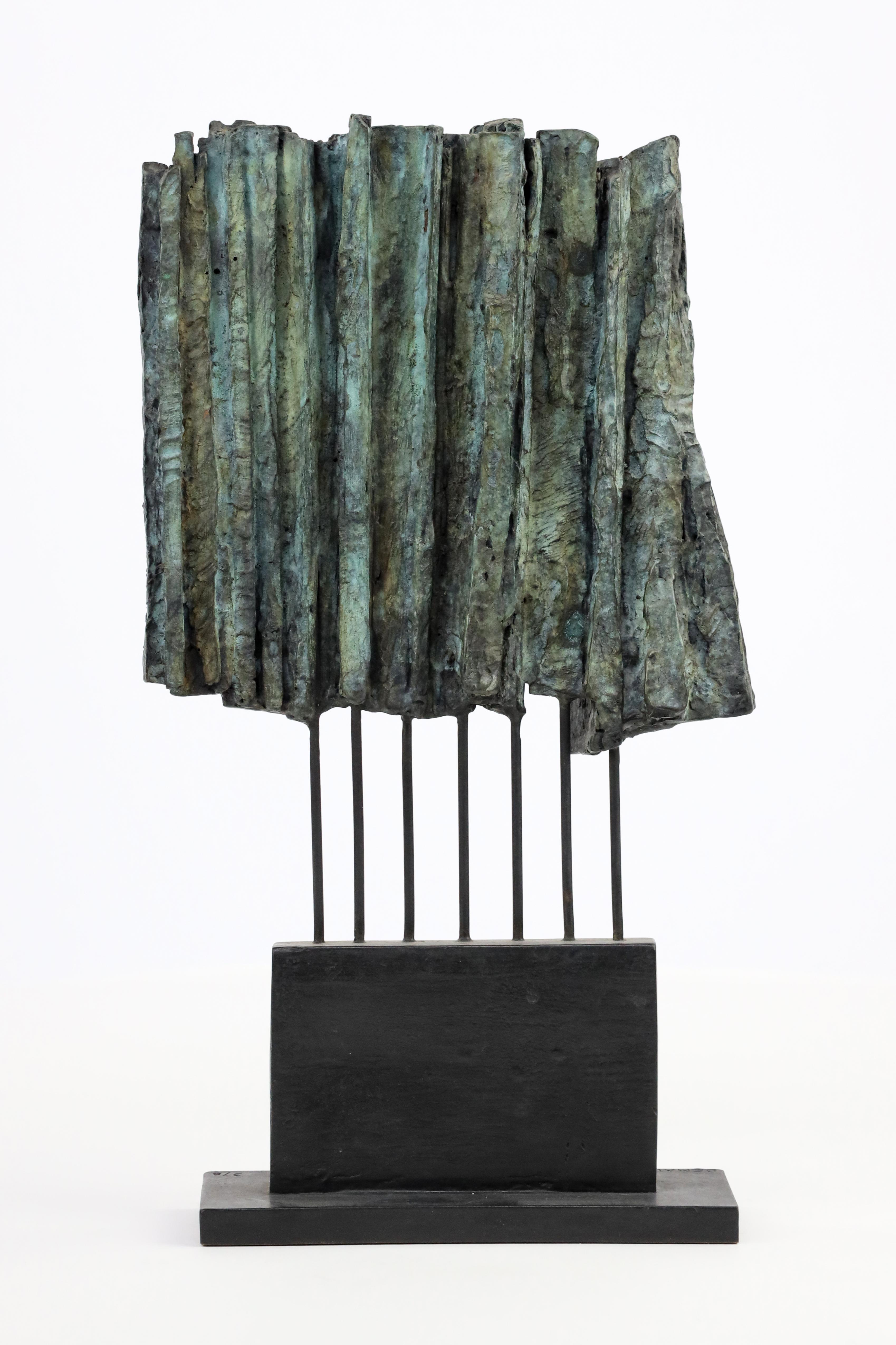 What is the difference between a sculptor and a carver?